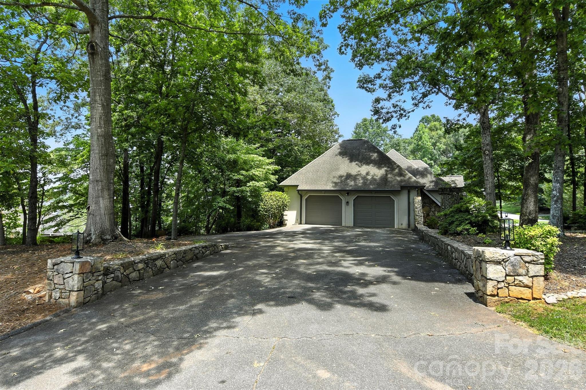 5042 Ridgeland Drive — Hickory
