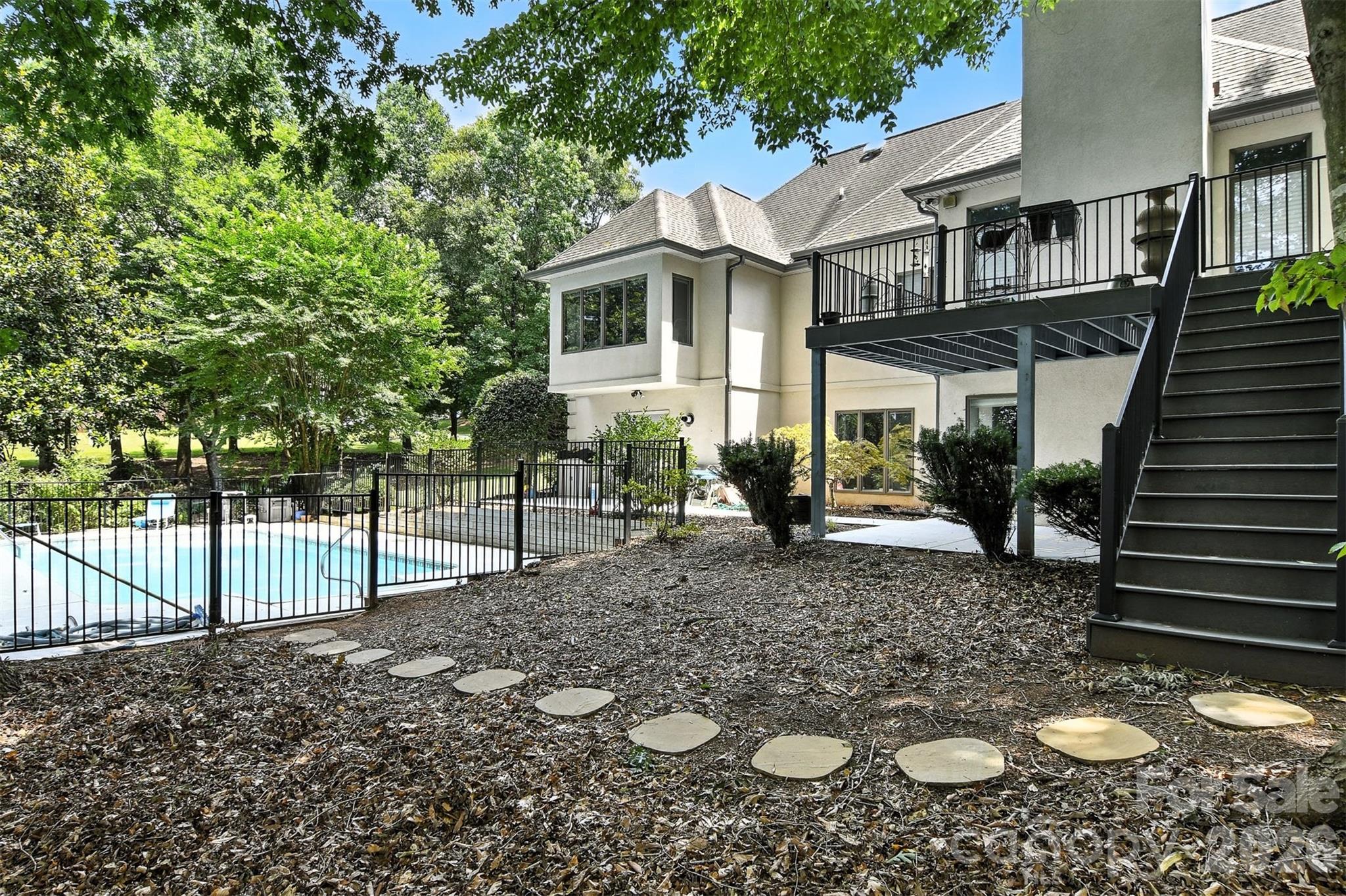 5042 Ridgeland Drive — Hickory