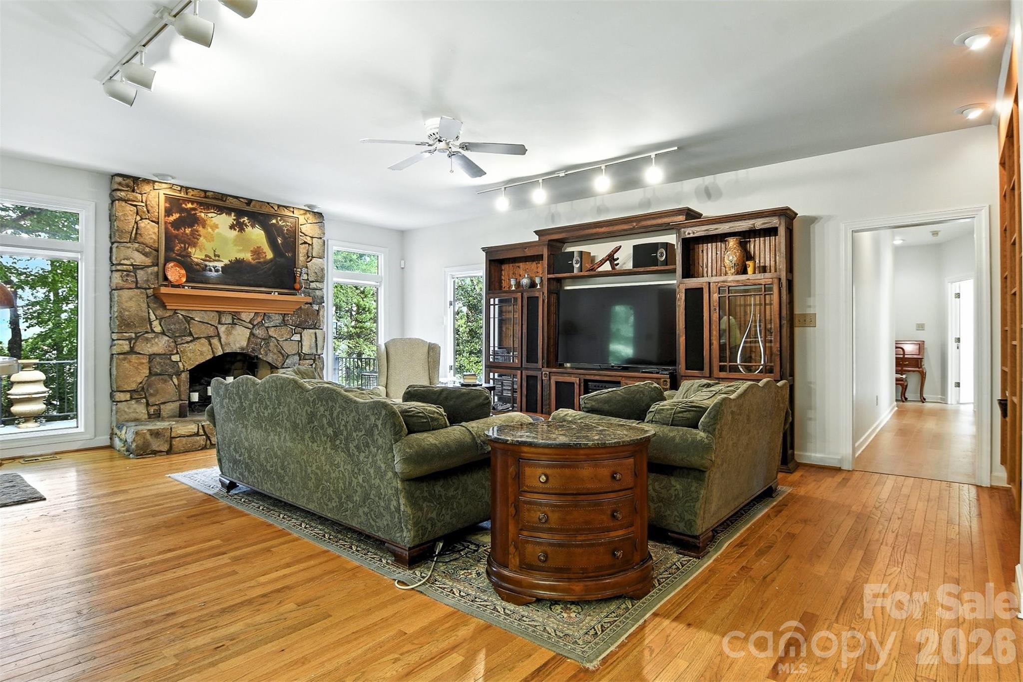 5042 Ridgeland Drive — Hickory