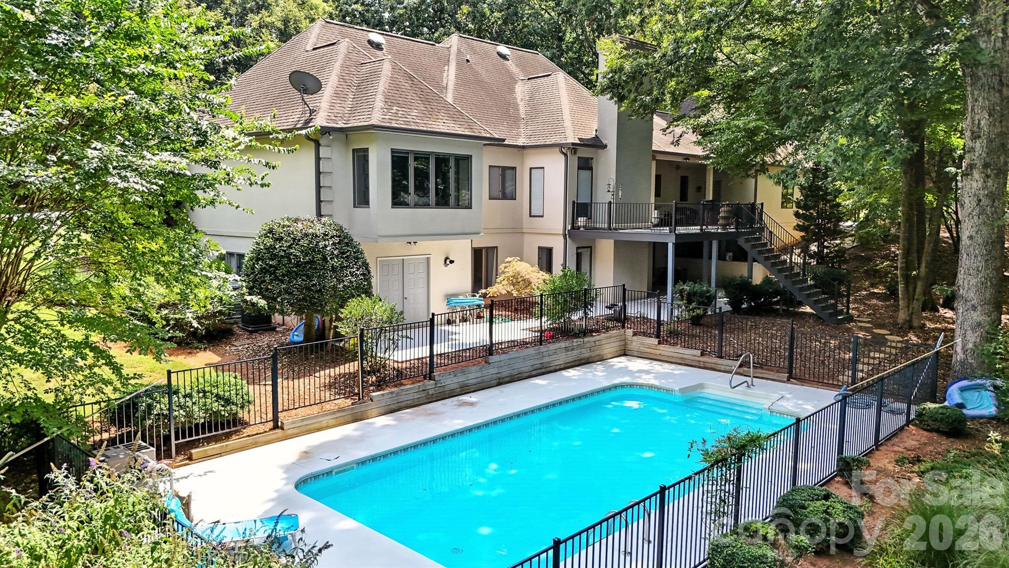 5042 Ridgeland Drive — Hickory