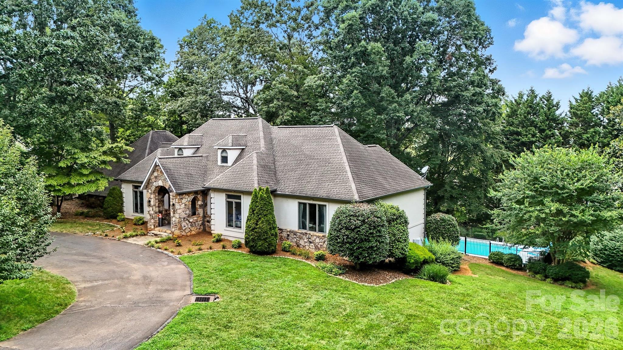 5042 Ridgeland Drive — Hickory