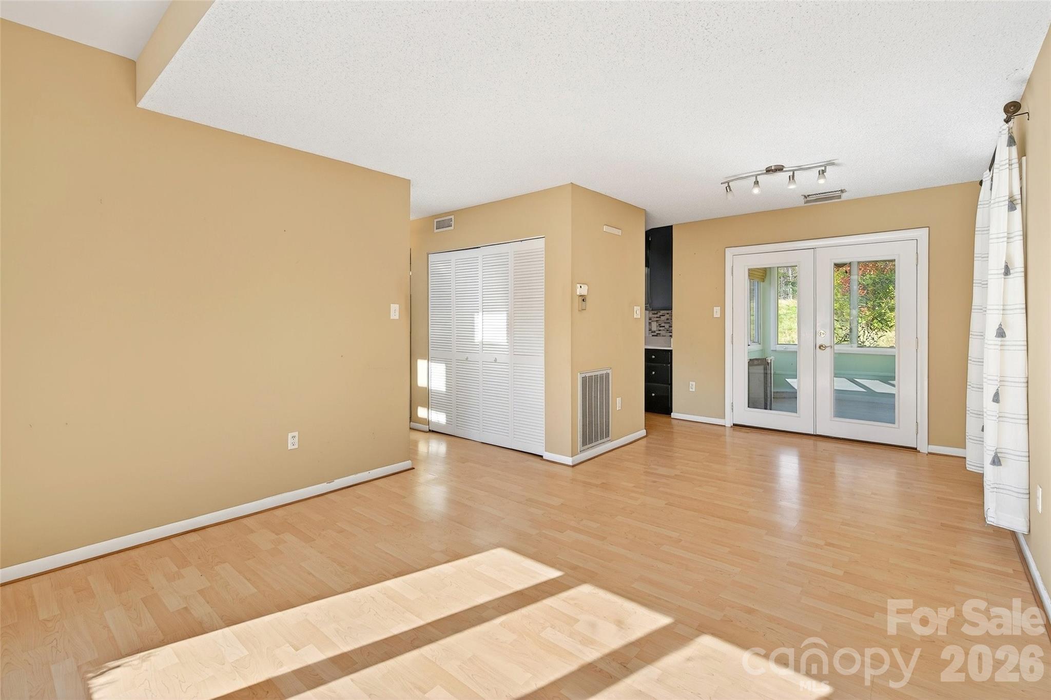 3B Lynx Drive — Black Mountain