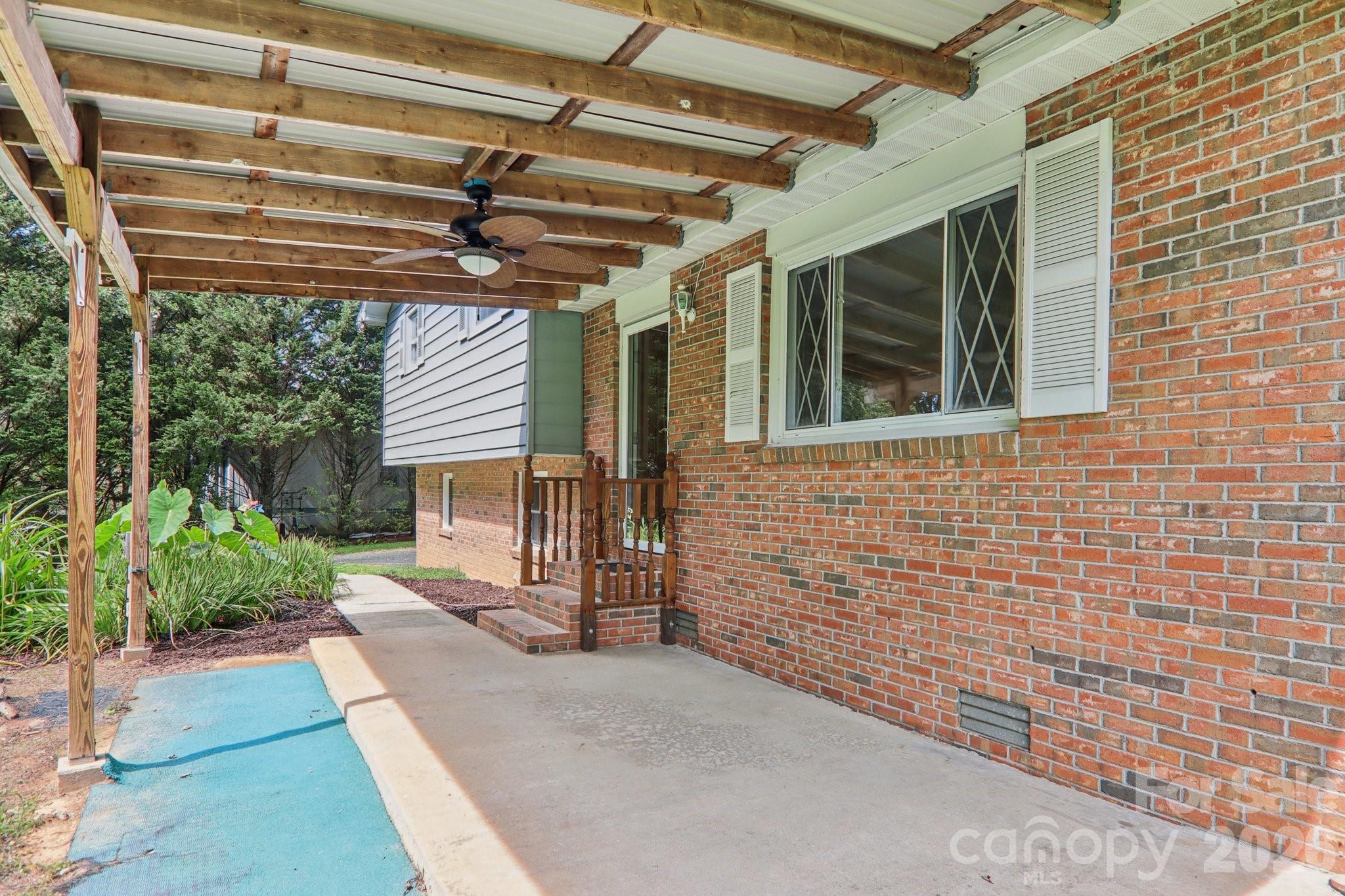 264 Cashdon Drive — Mills River