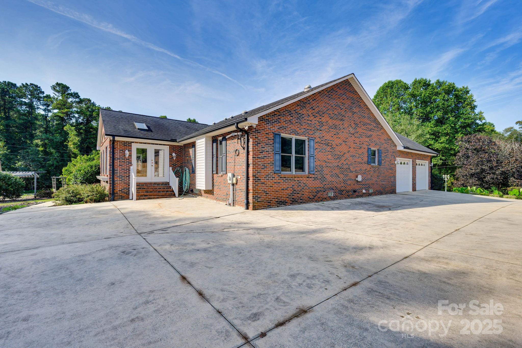 3132 Fox Den Circle — Iron Station