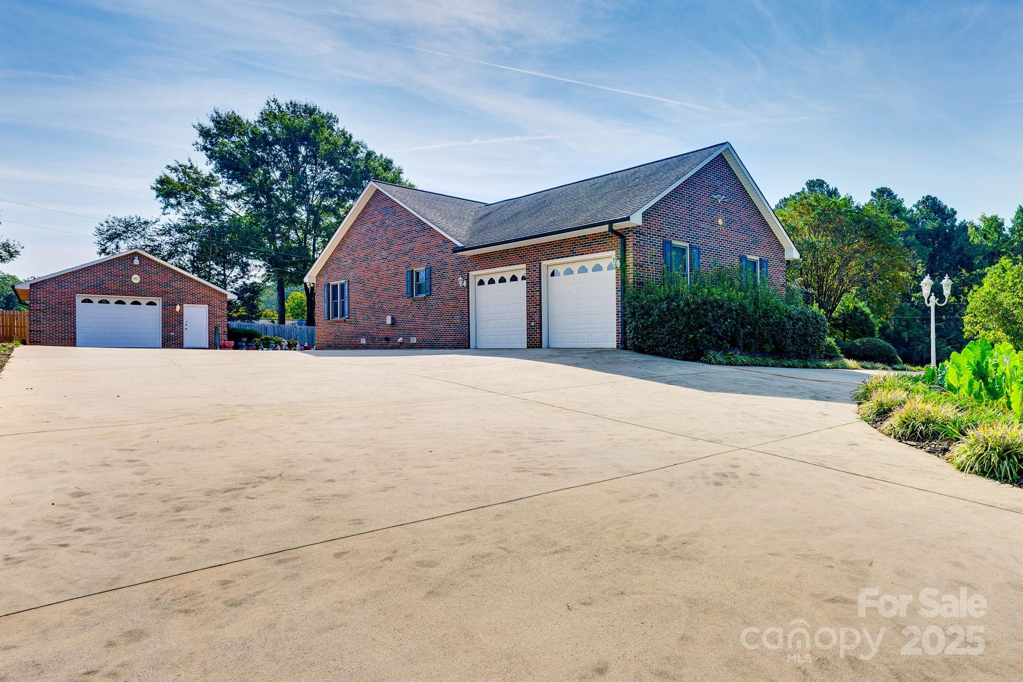 3132 Fox Den Circle — Iron Station