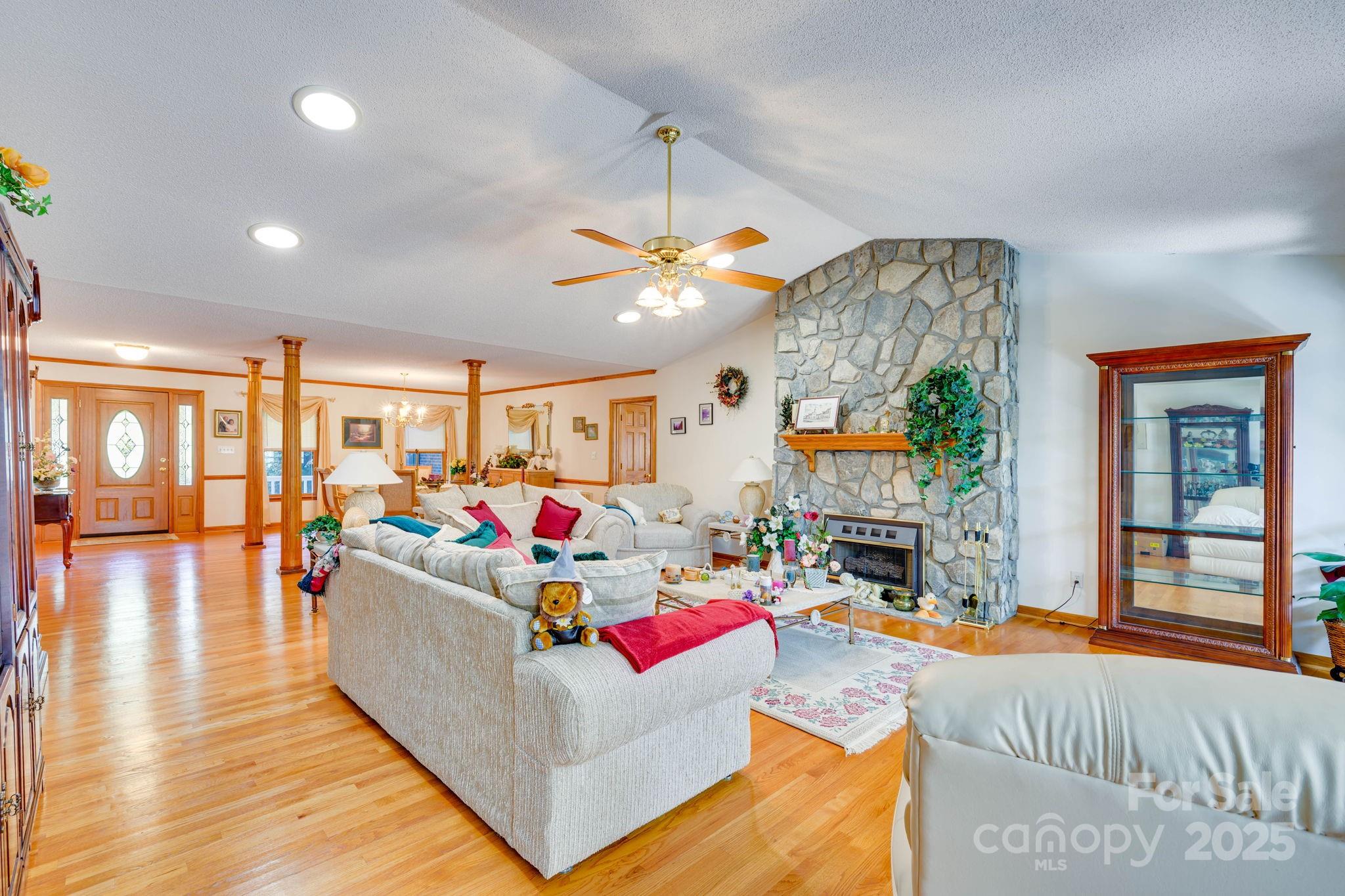 3132 Fox Den Circle — Iron Station