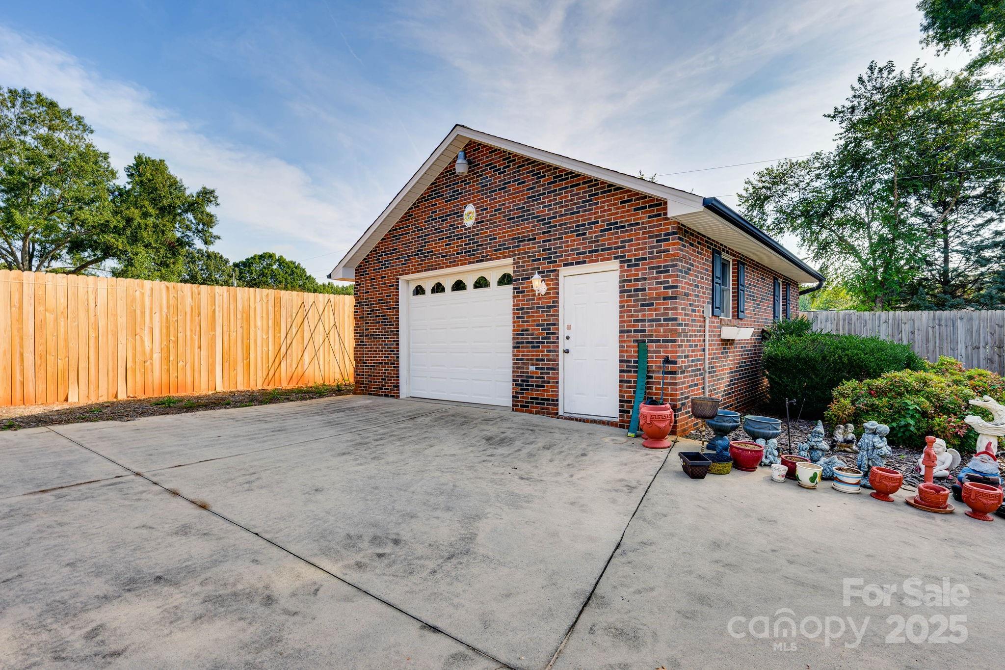 3132 Fox Den Circle — Iron Station