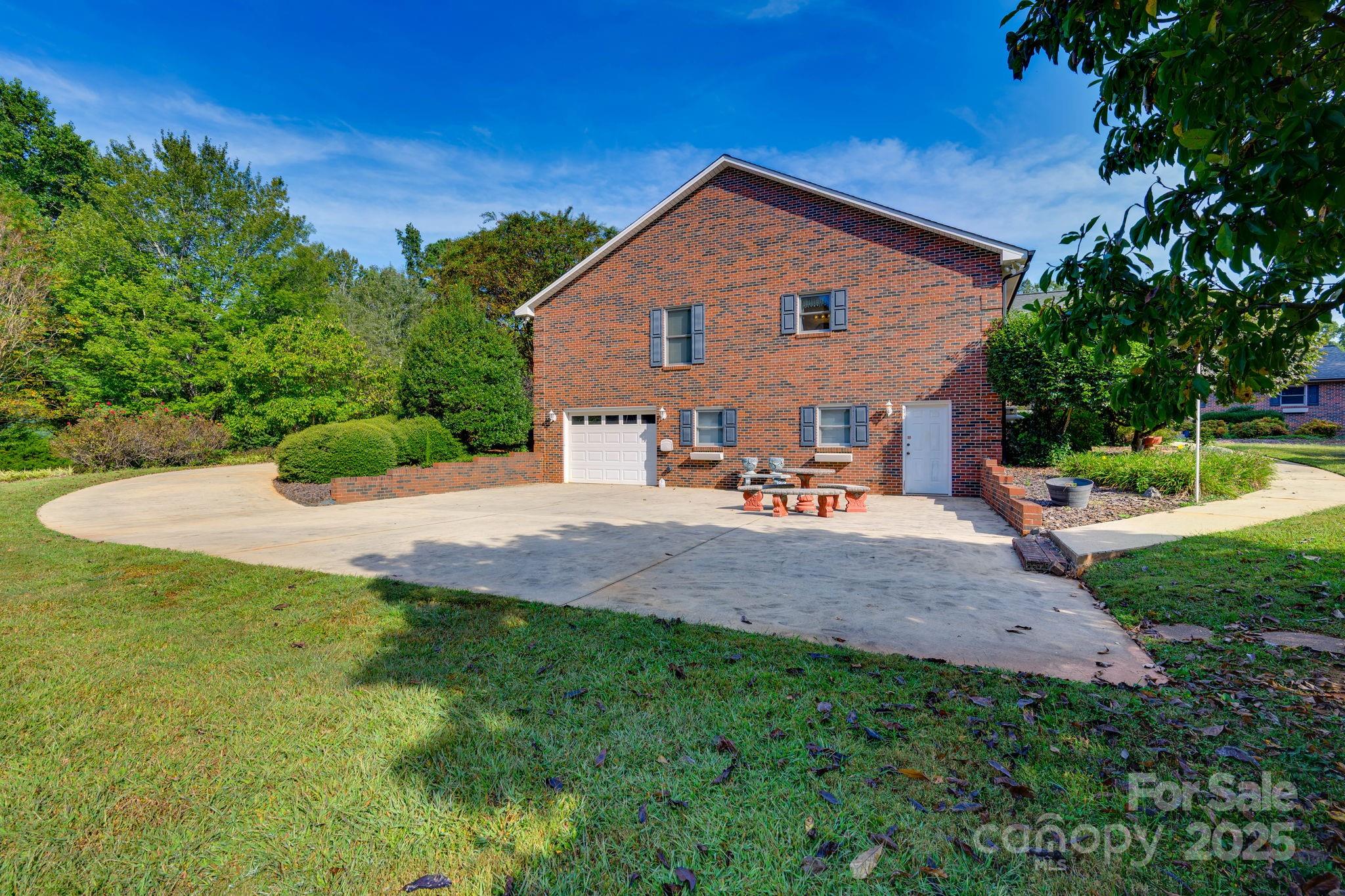 3132 Fox Den Circle — Iron Station
