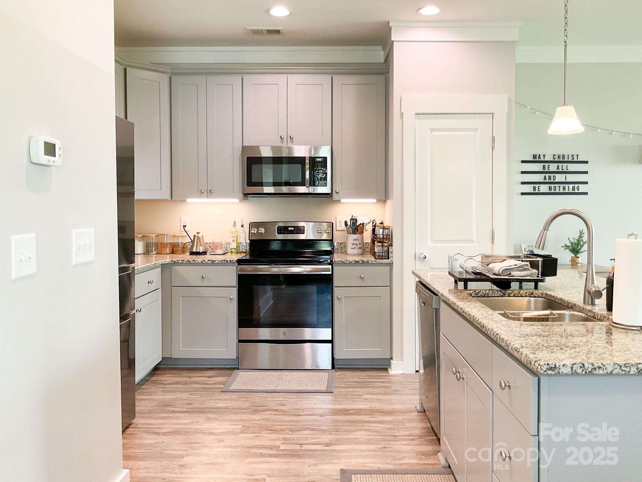200 Button Willow Street — Taylors