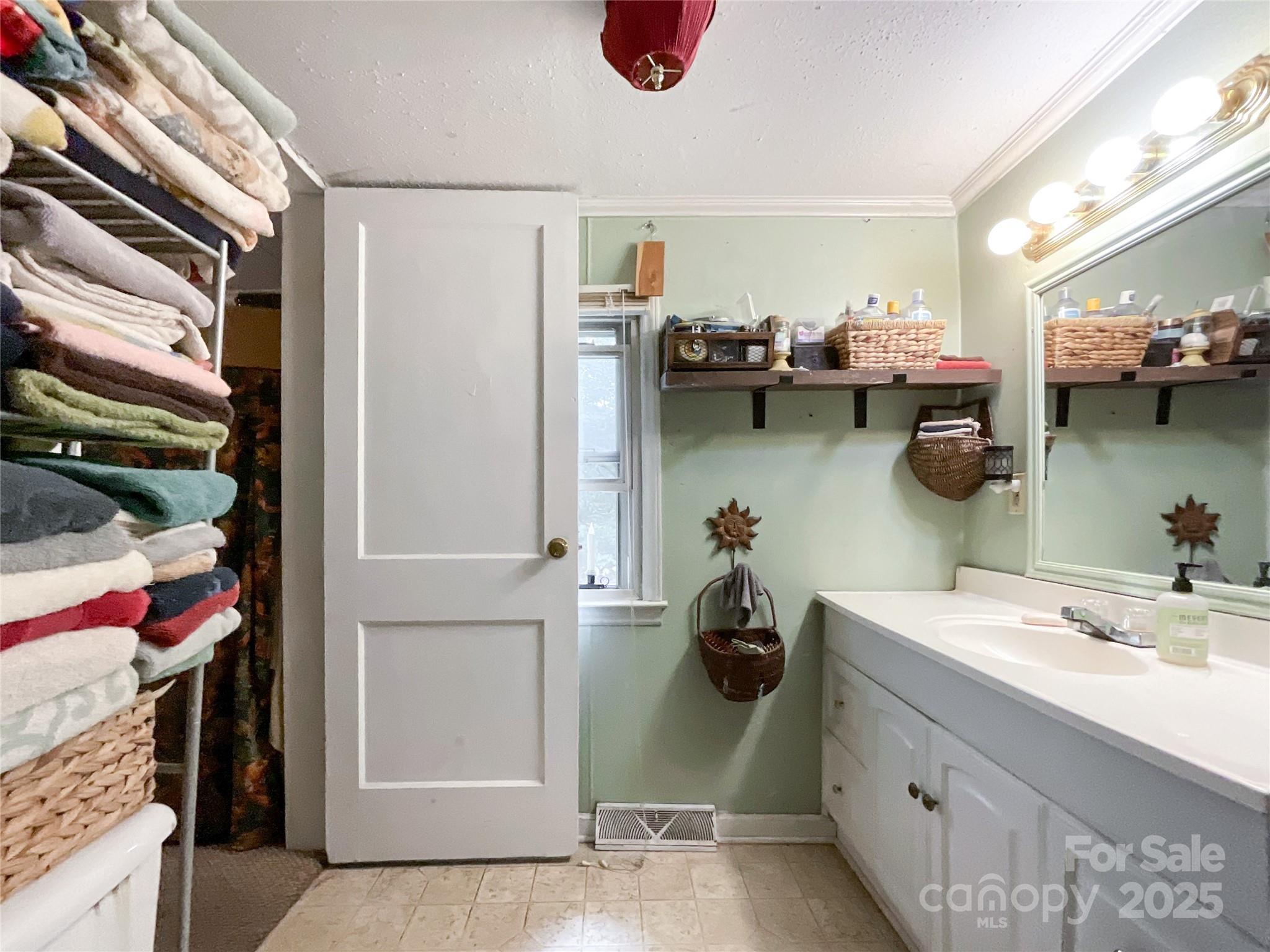 17837 Porter Hill Road — Norwood