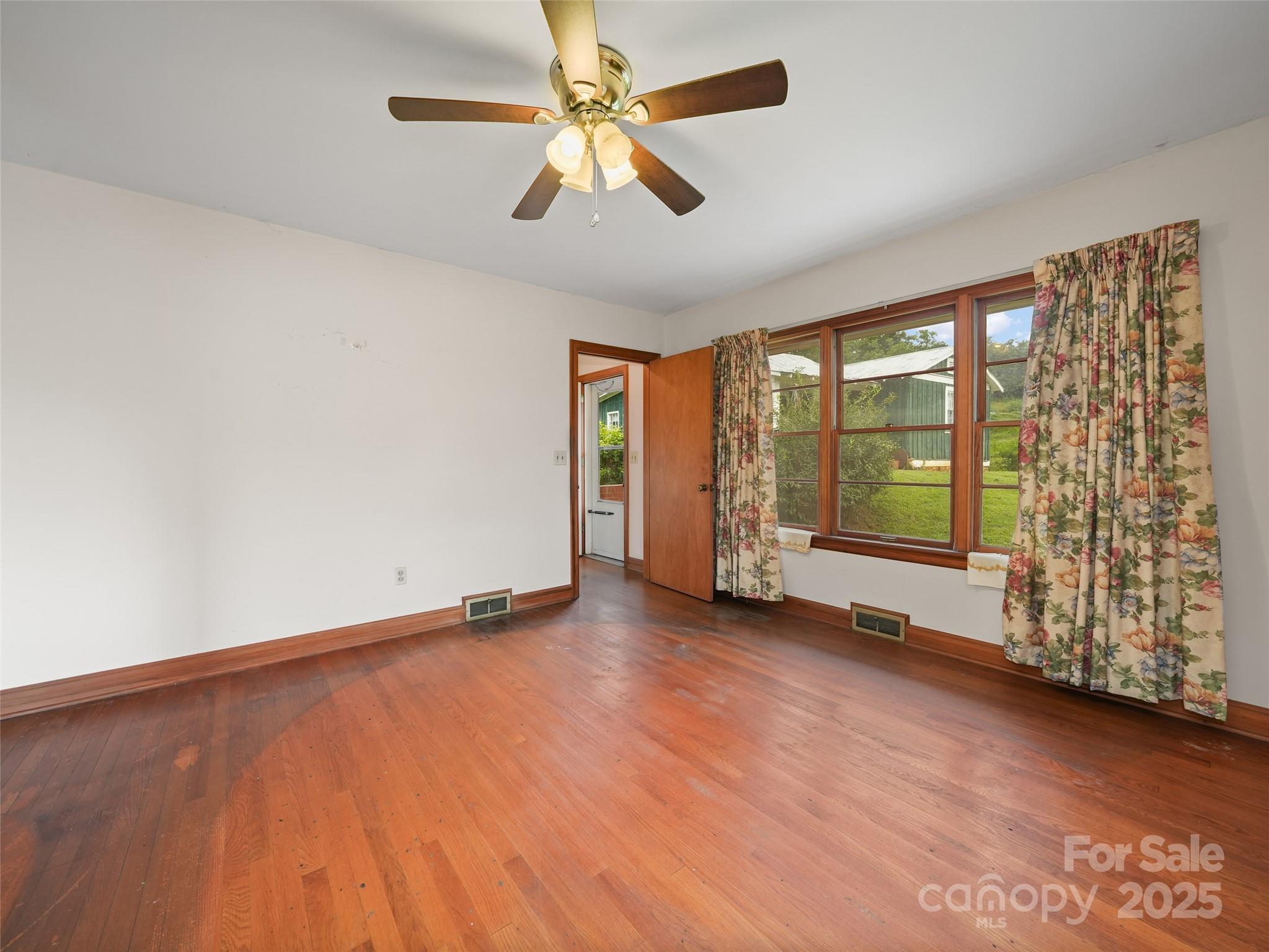 5 Noland Downs Road — Waynesville
