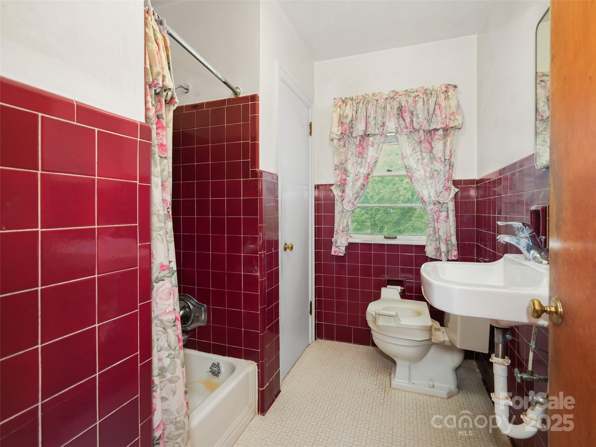 5 Noland Downs Road — Waynesville