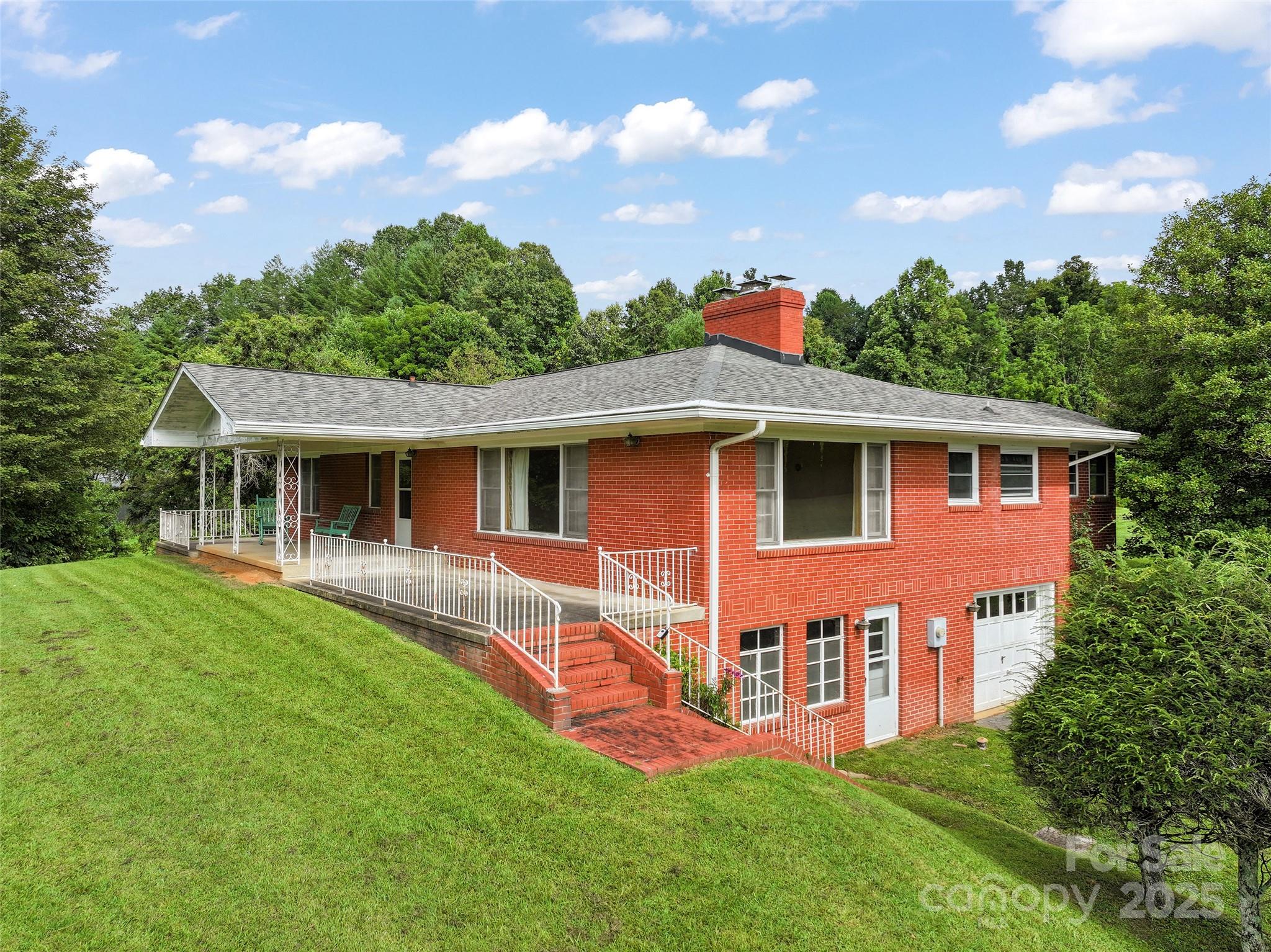 5 Noland Downs Road — Waynesville