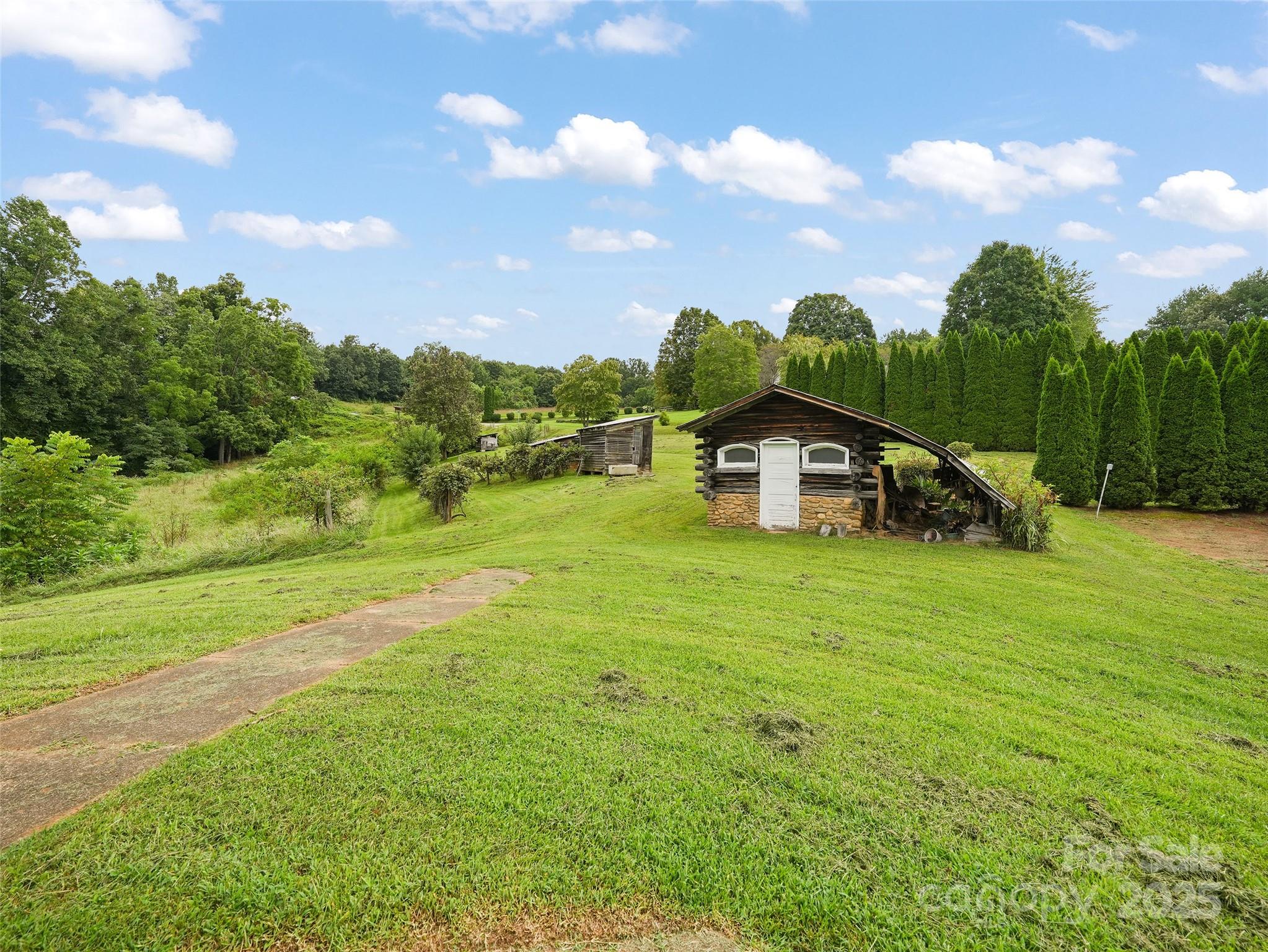 5 Noland Downs Road — Waynesville