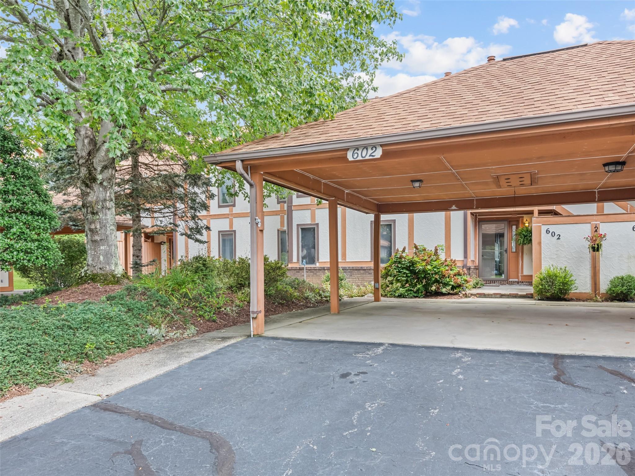 602 Fleetwood Plaza — Hendersonville