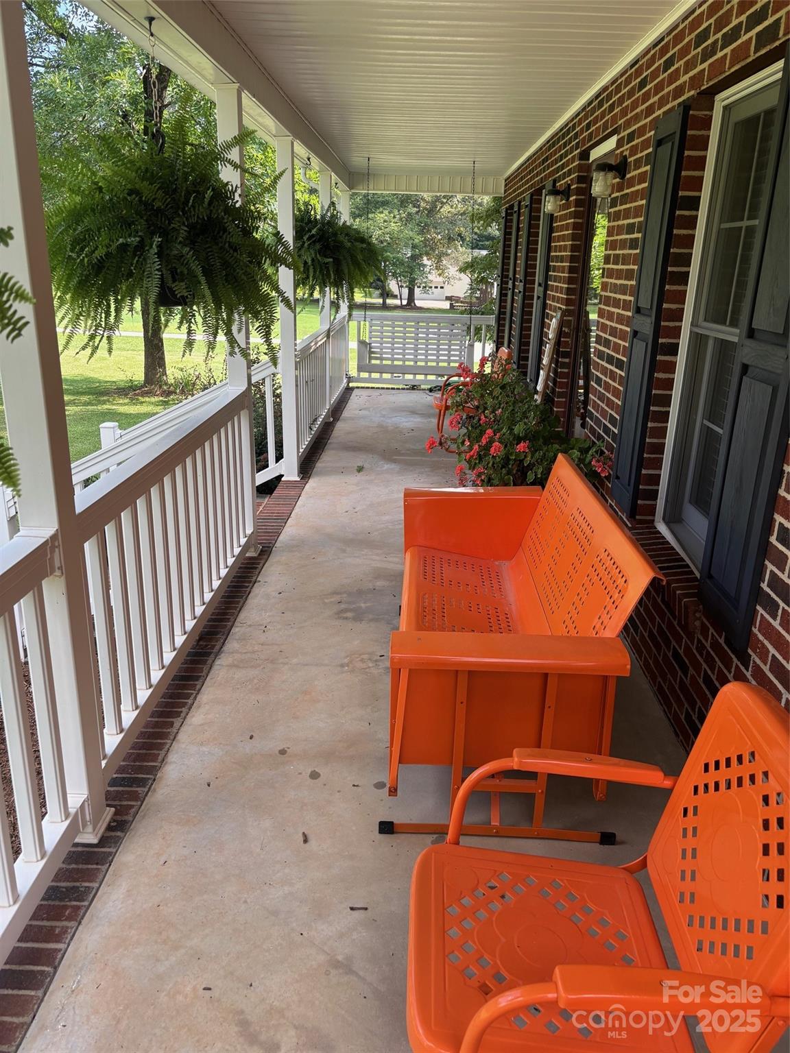 912 Redwood Lane — Chester