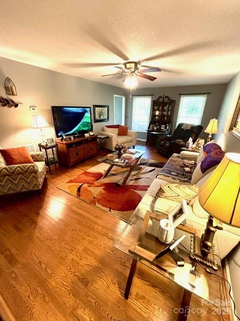 912 Redwood Lane — Chester