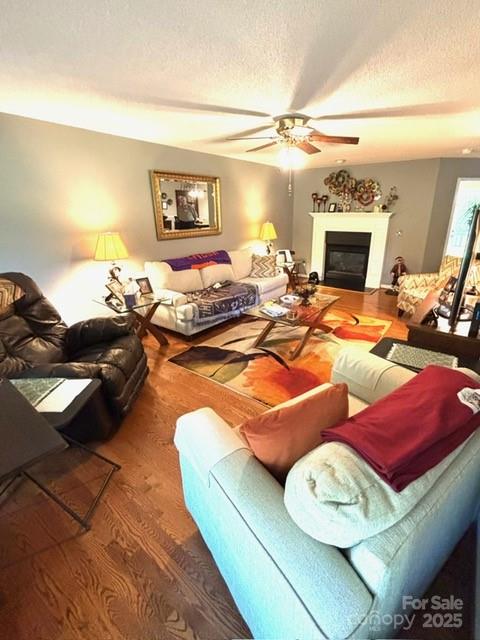 912 Redwood Lane — Chester