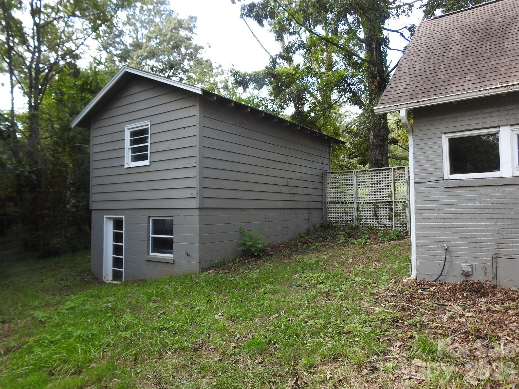 201 Merriman Road — Hendersonville