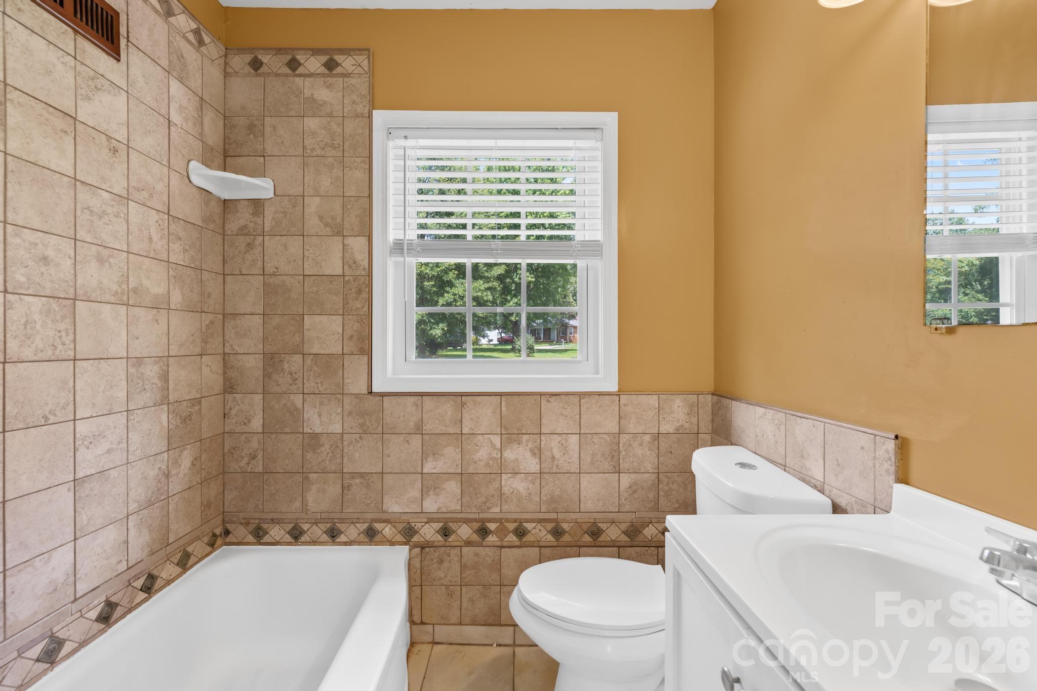 320 W Bingham Street — Statesville