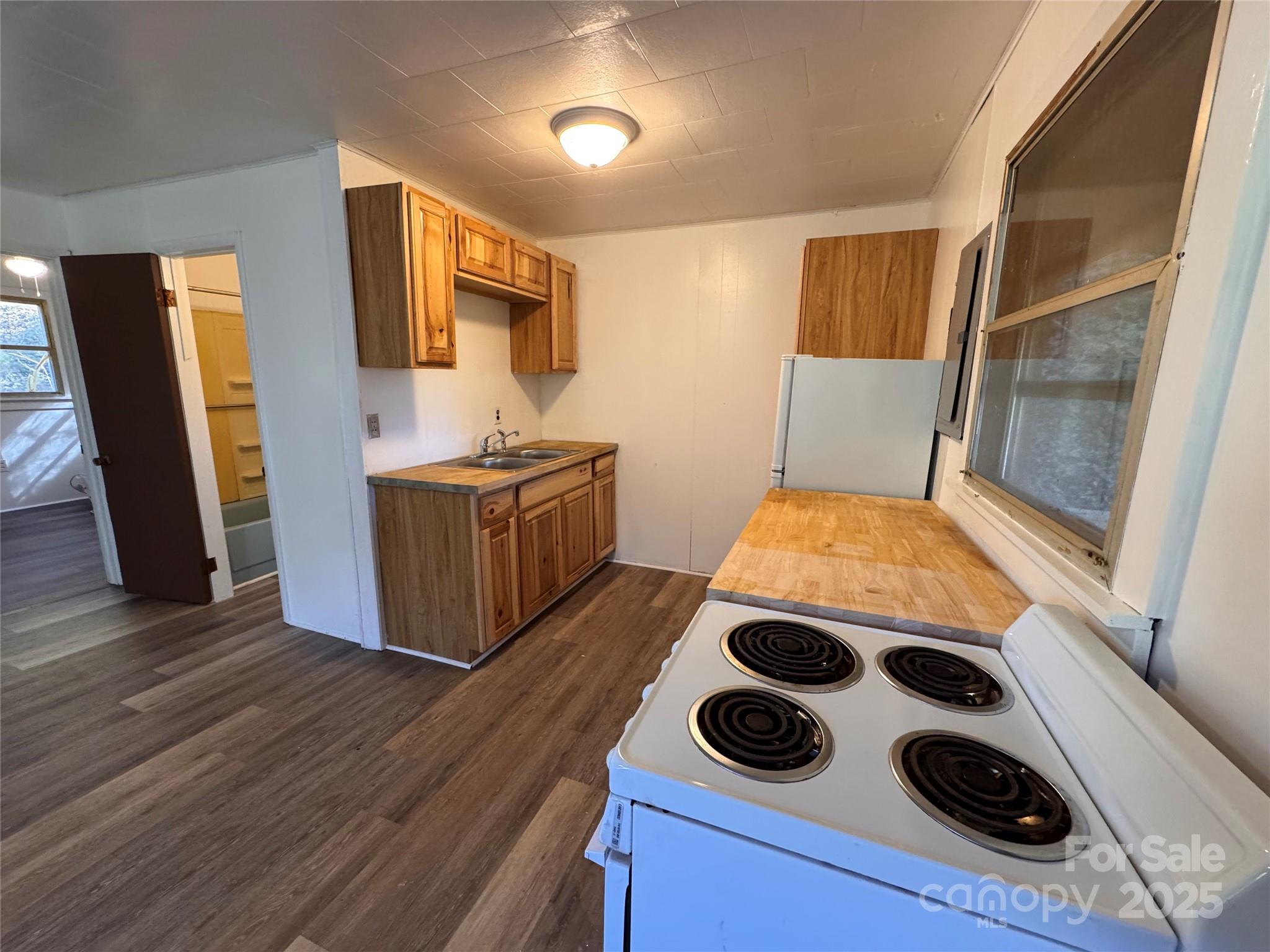 84 Pelohi Cove Road — Bryson City