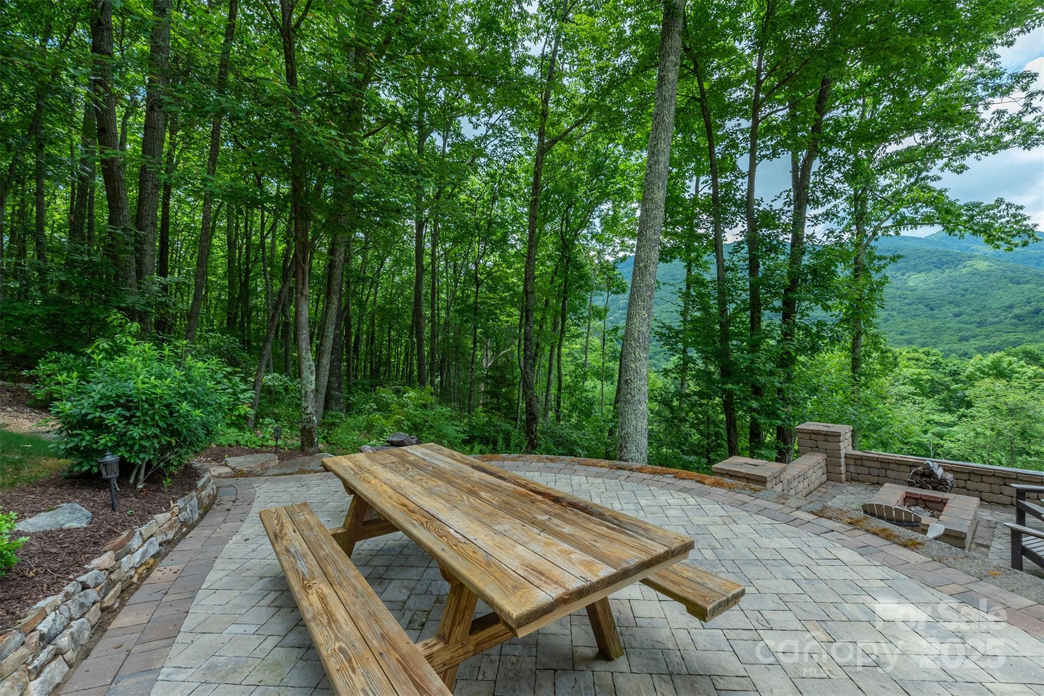 596 N Ridge Runner Road — Burnsville
