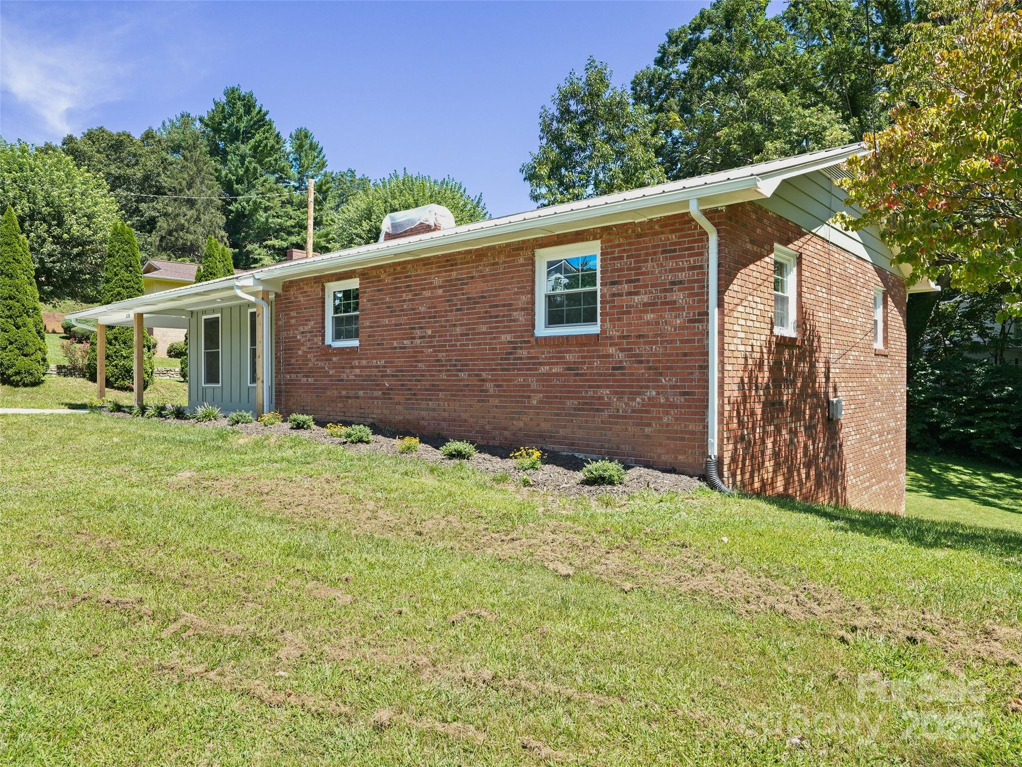 220 Love Lane — Waynesville