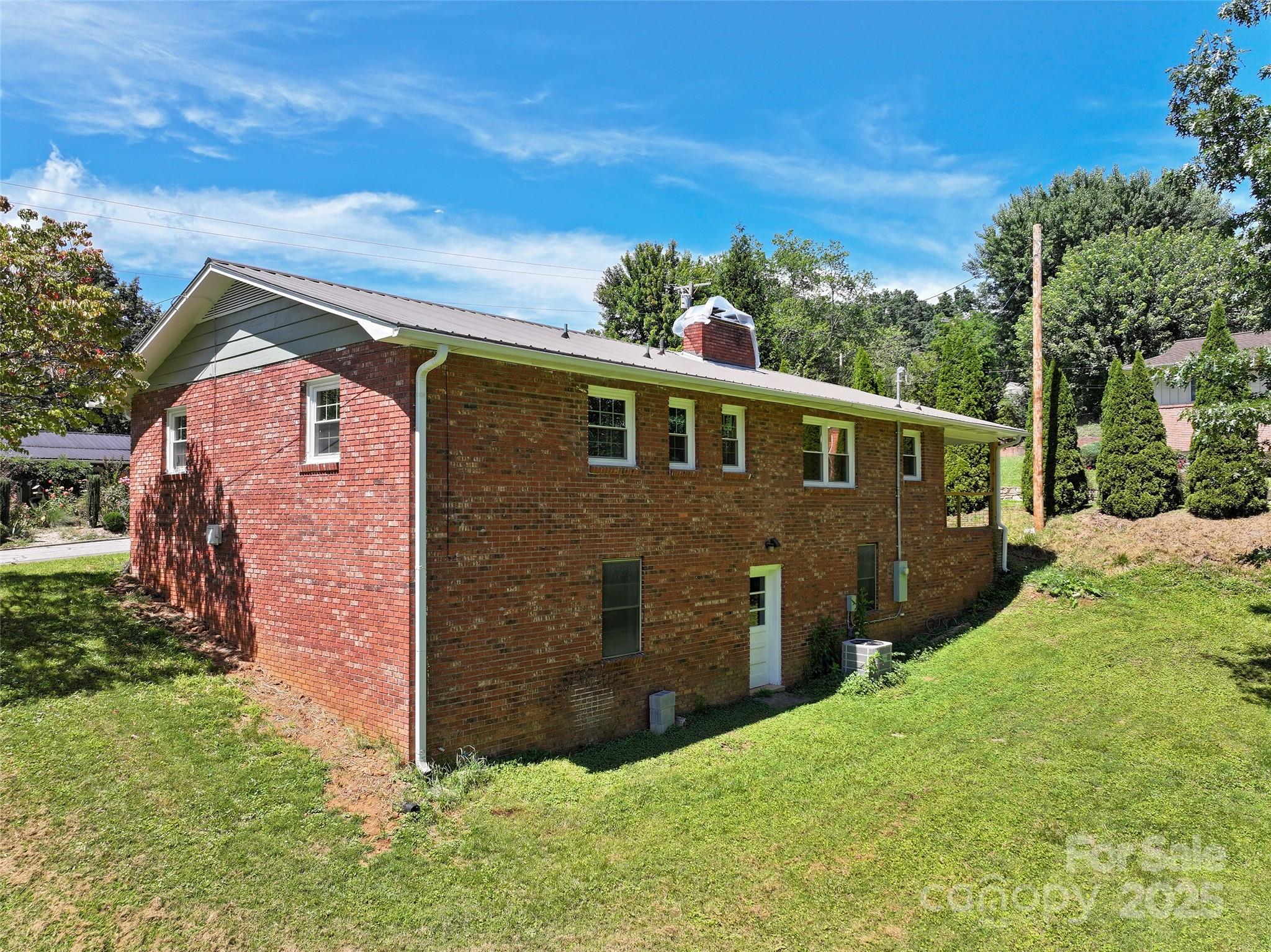 220 Love Lane — Waynesville