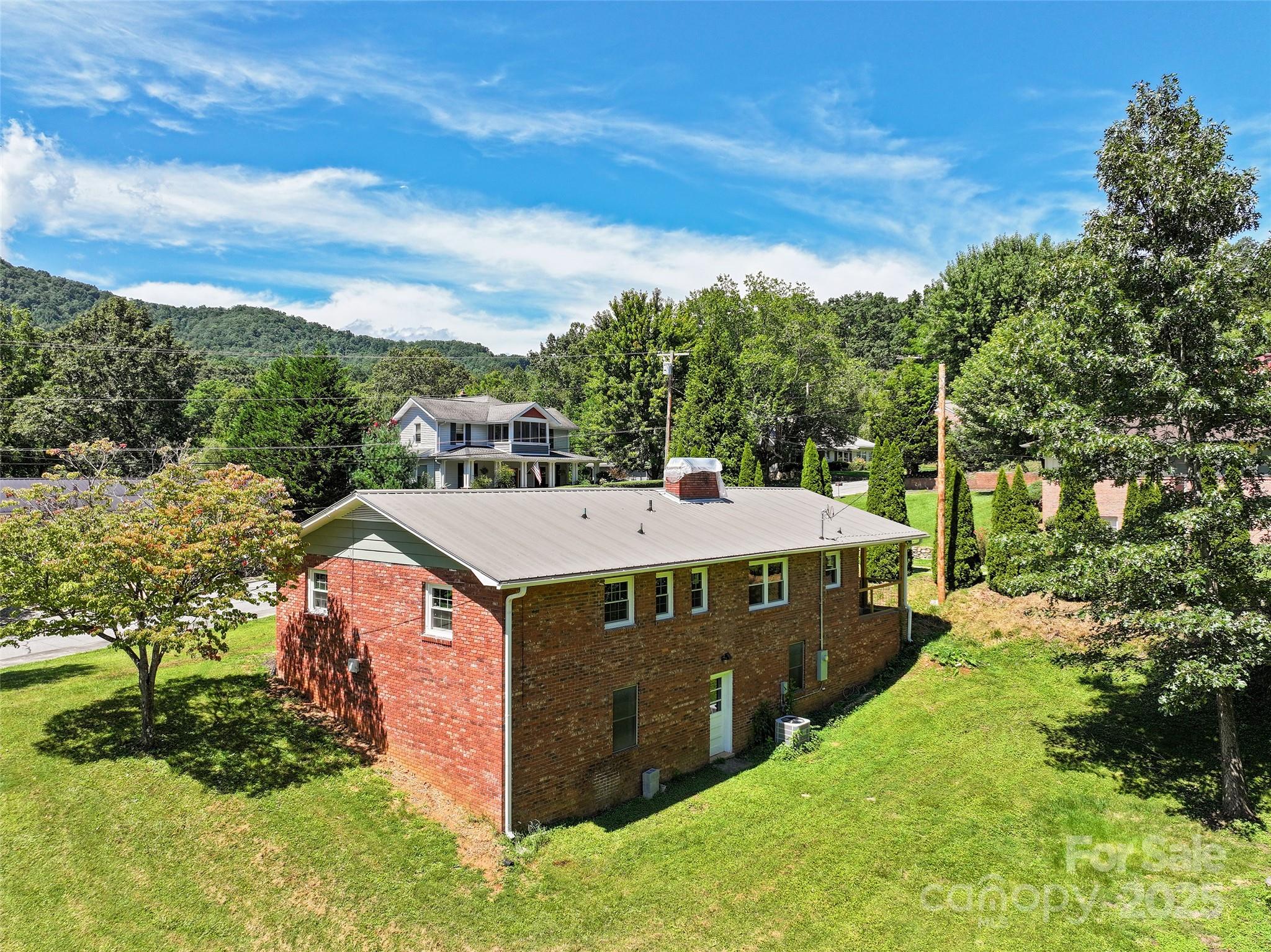 220 Love Lane — Waynesville