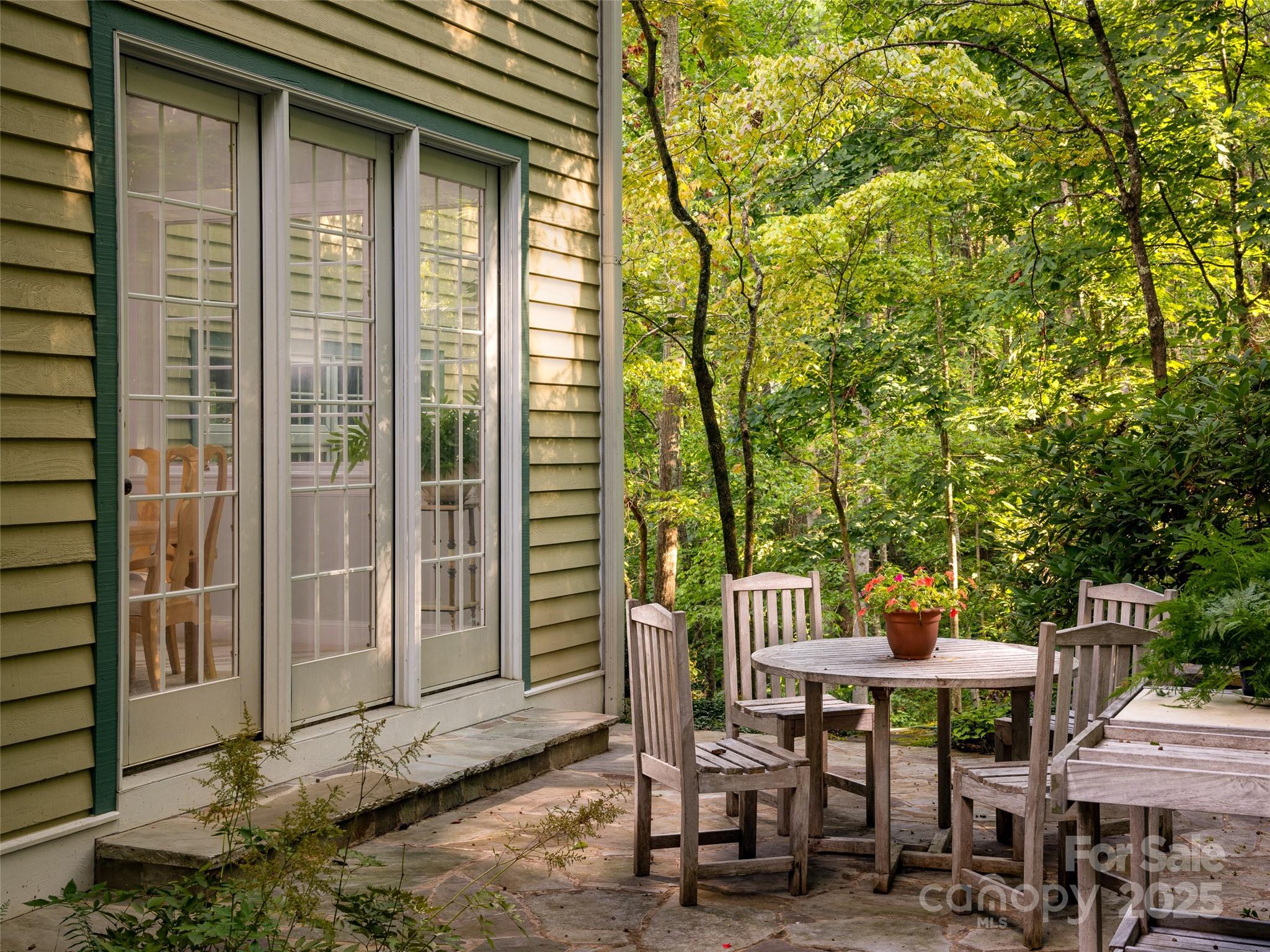 52 Robinhood Road — Asheville