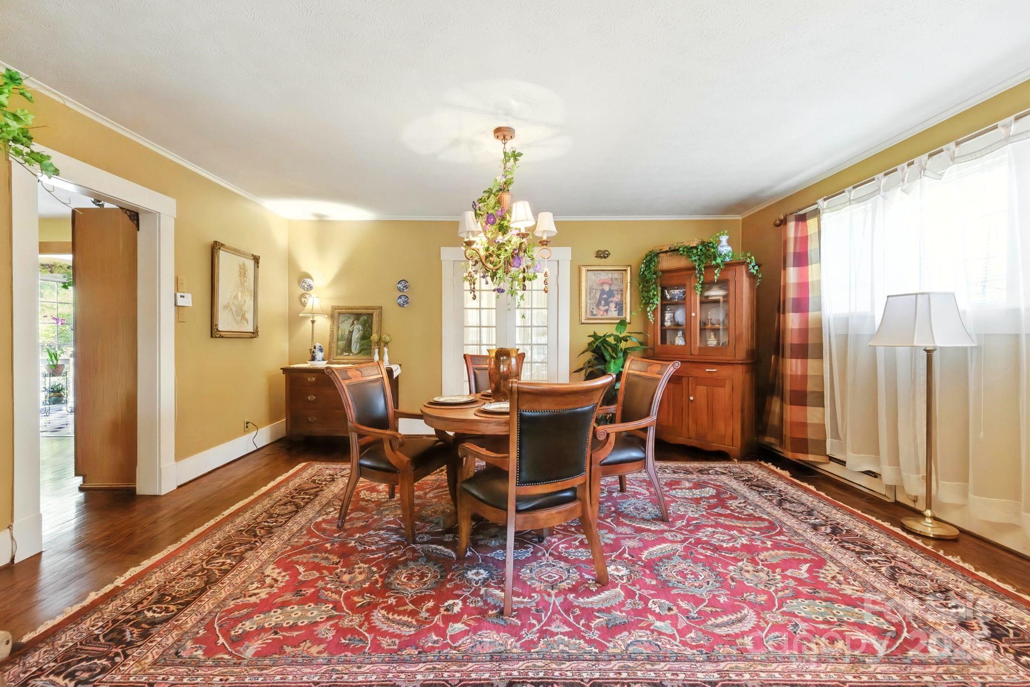 317 Courtland Boulevard — Hendersonville