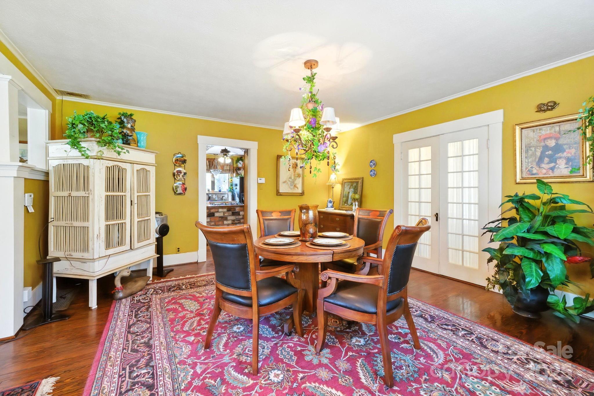 317 Courtland Boulevard — Hendersonville