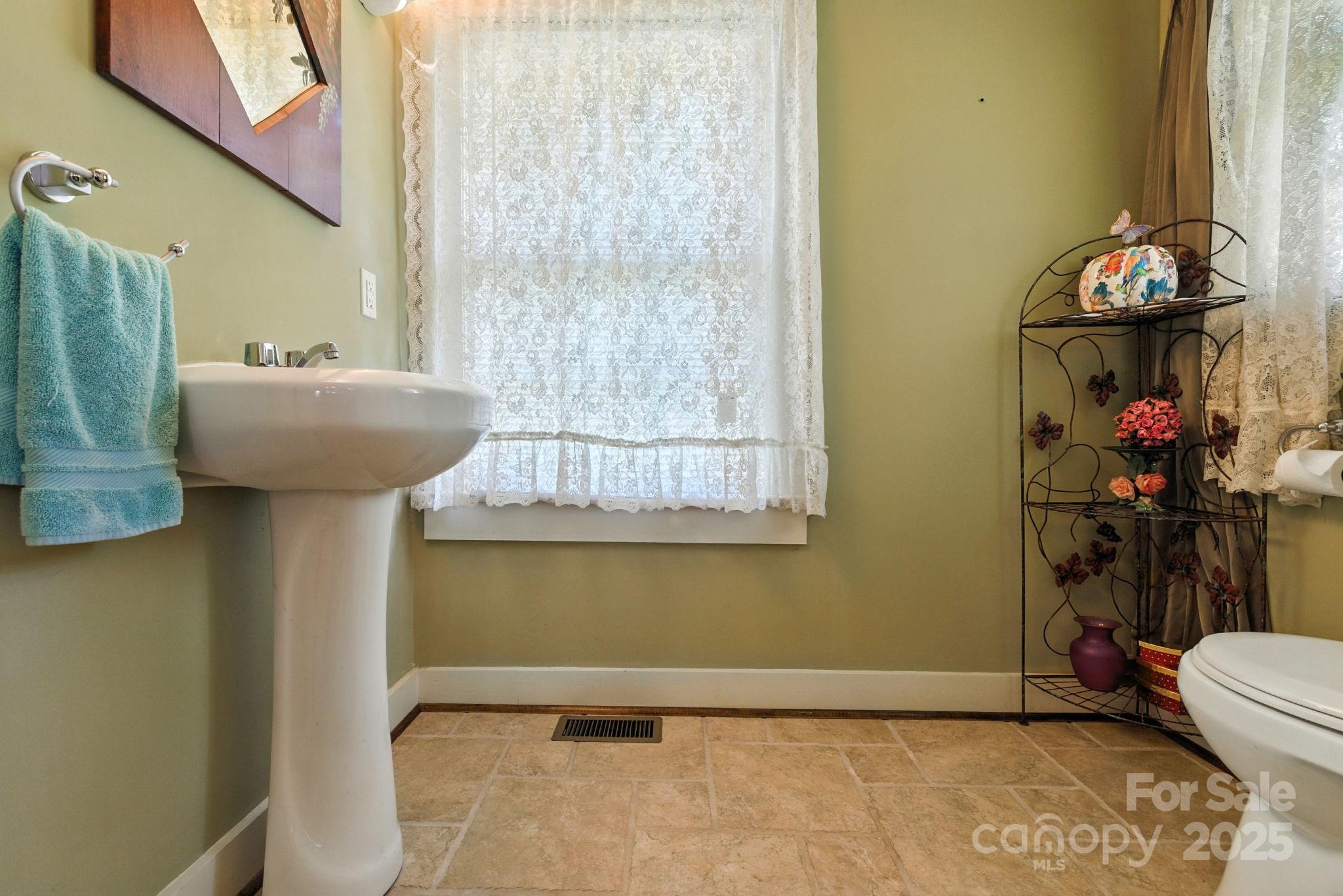 317 Courtland Boulevard — Hendersonville