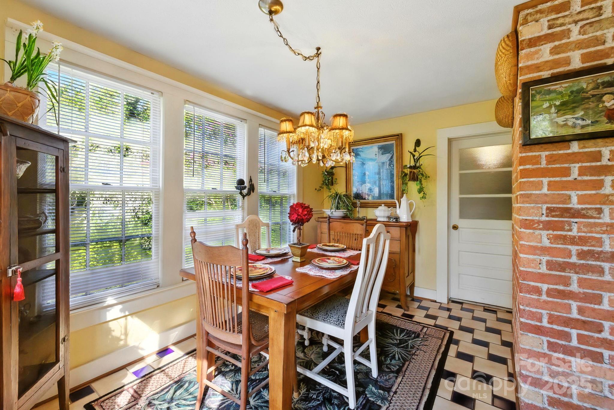 317 Courtland Boulevard — Hendersonville