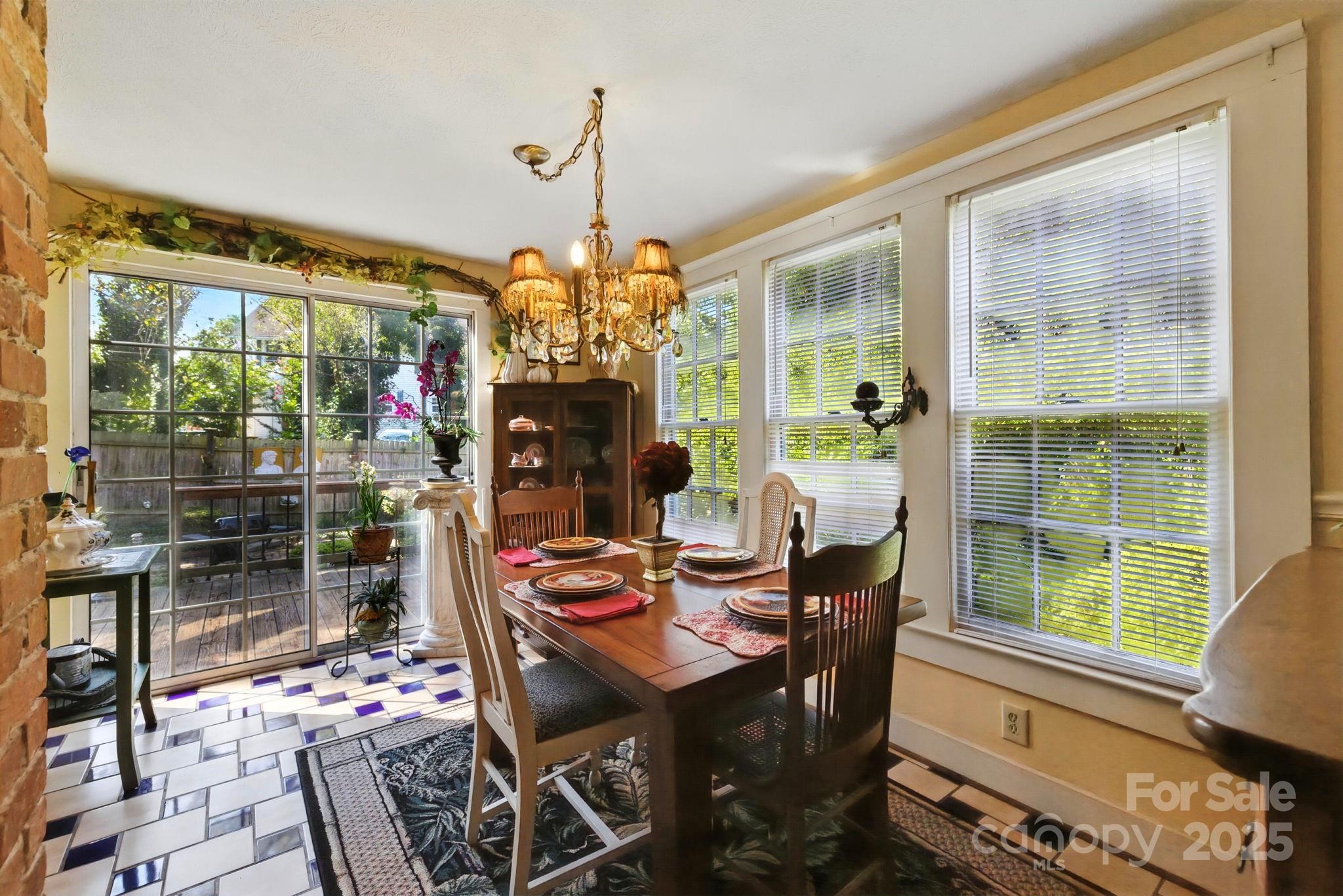 317 Courtland Boulevard — Hendersonville