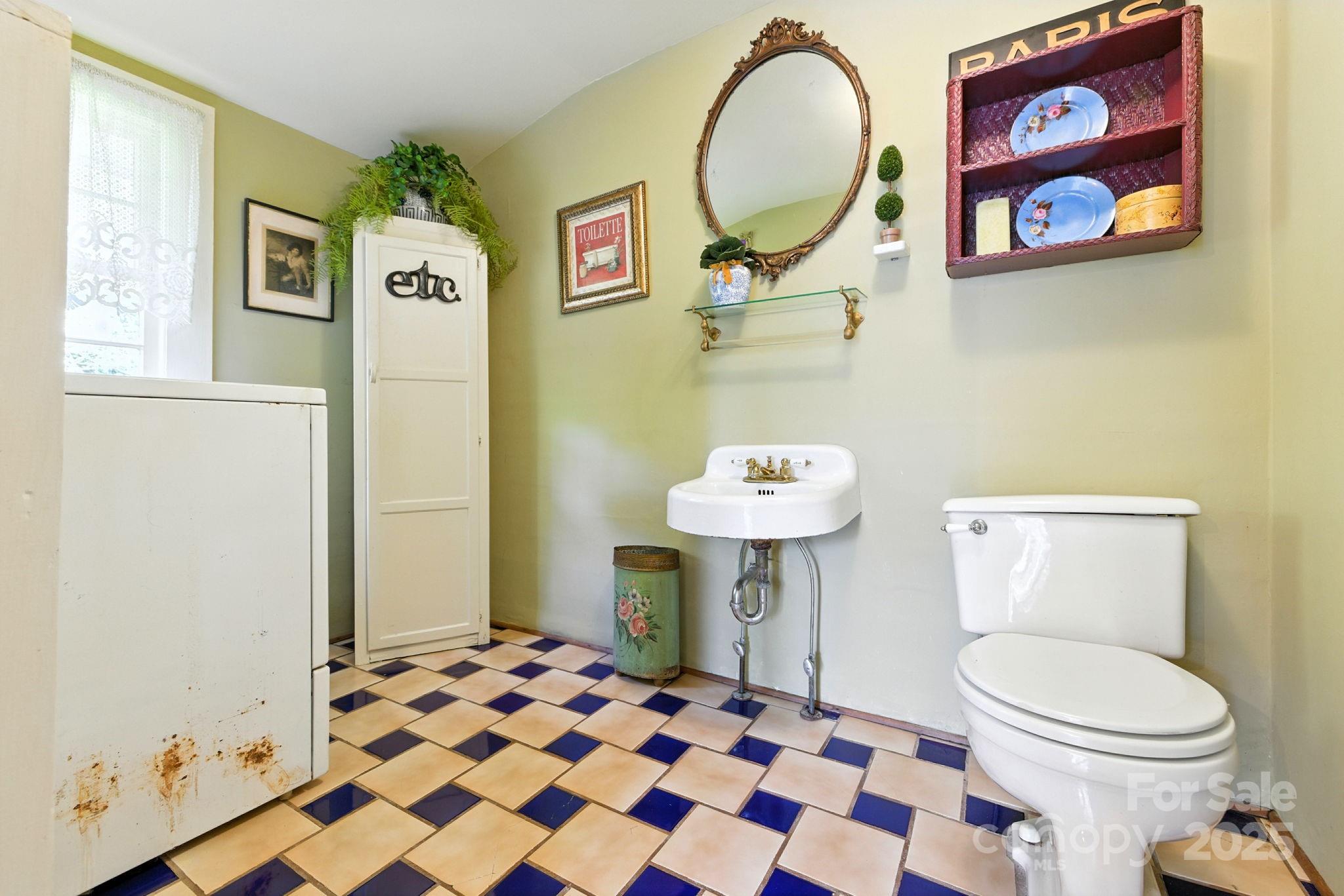 317 Courtland Boulevard — Hendersonville