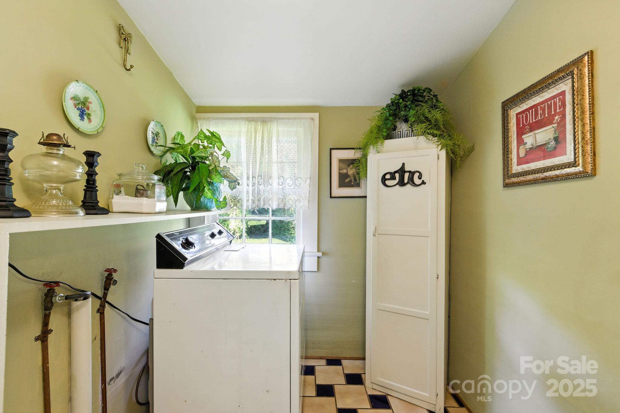 317 Courtland Boulevard — Hendersonville