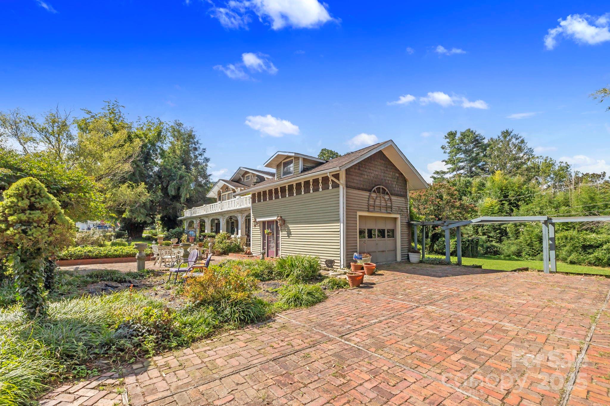 317 Courtland Boulevard — Hendersonville