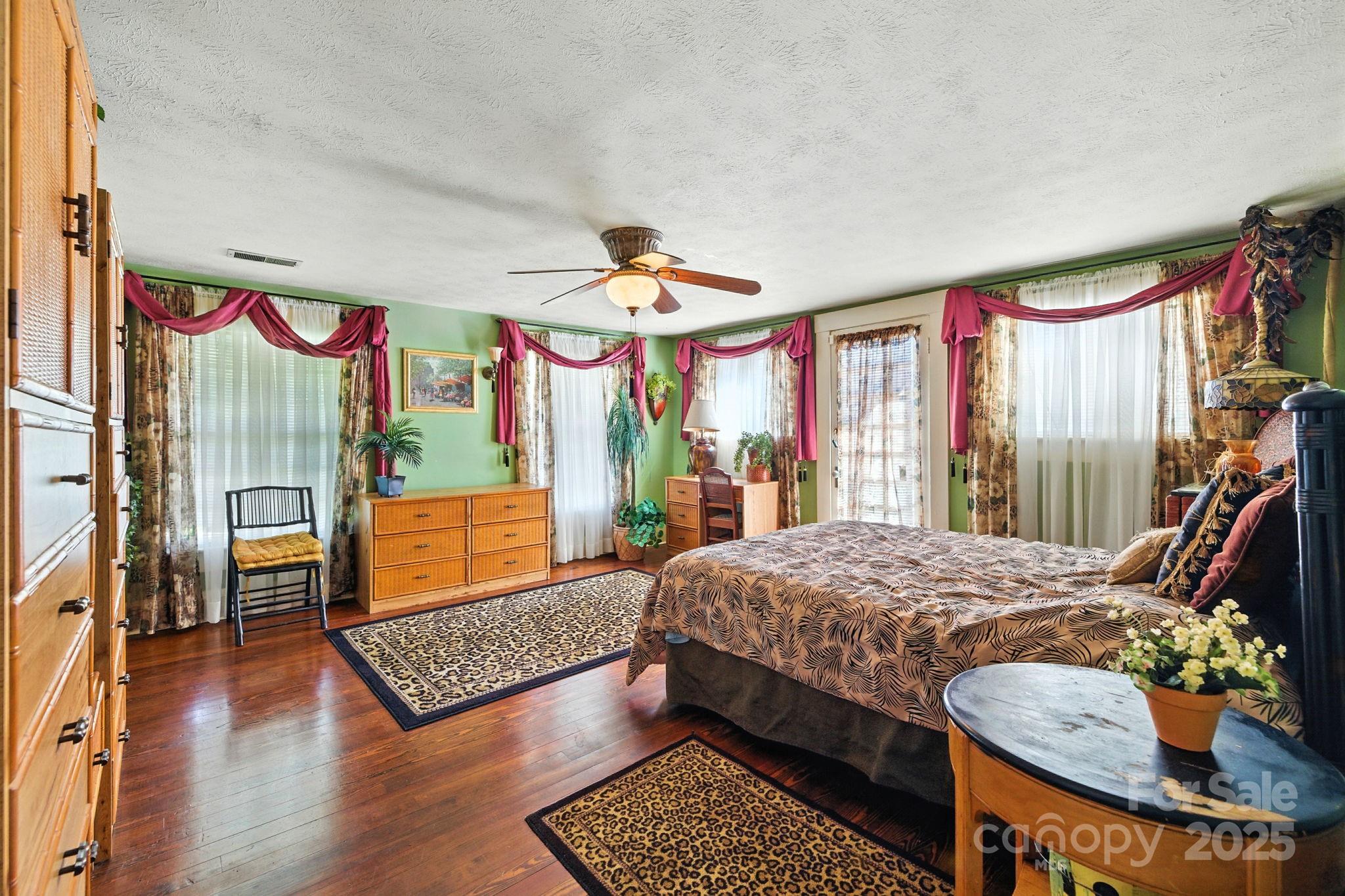 317 Courtland Boulevard — Hendersonville