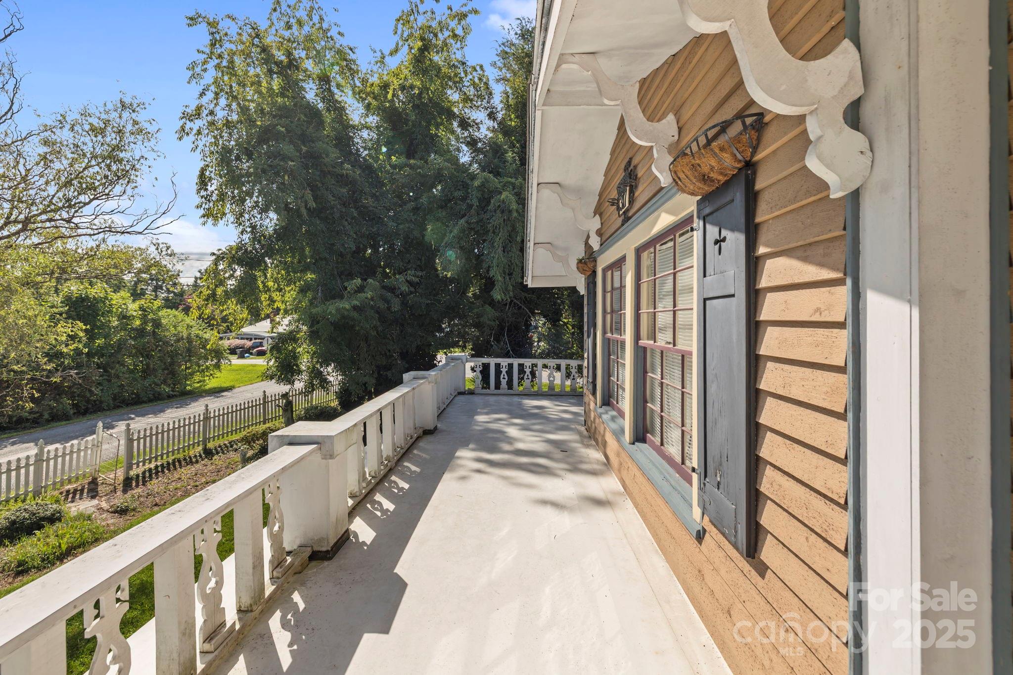 317 Courtland Boulevard — Hendersonville
