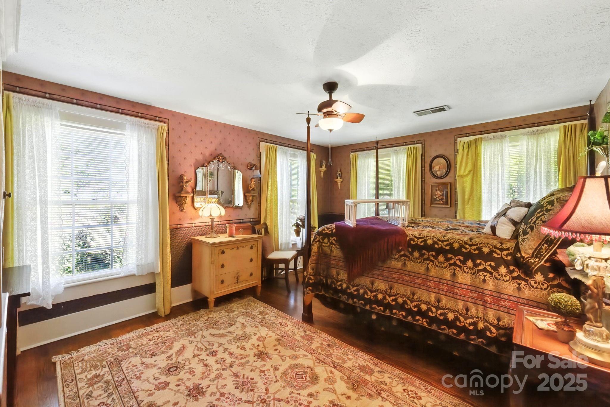317 Courtland Boulevard — Hendersonville