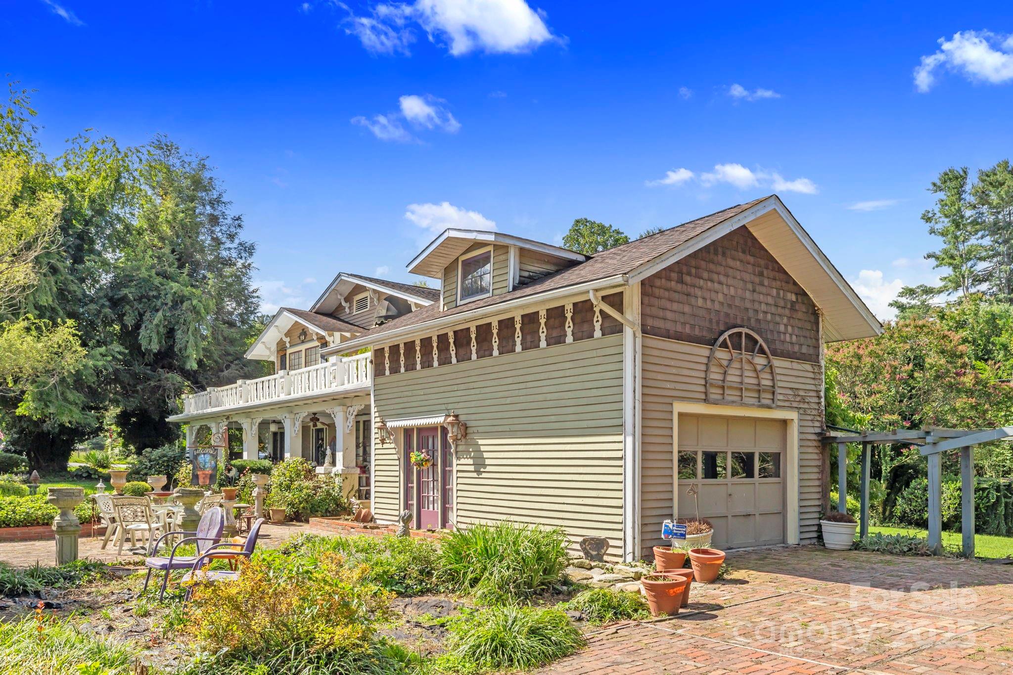317 Courtland Boulevard — Hendersonville