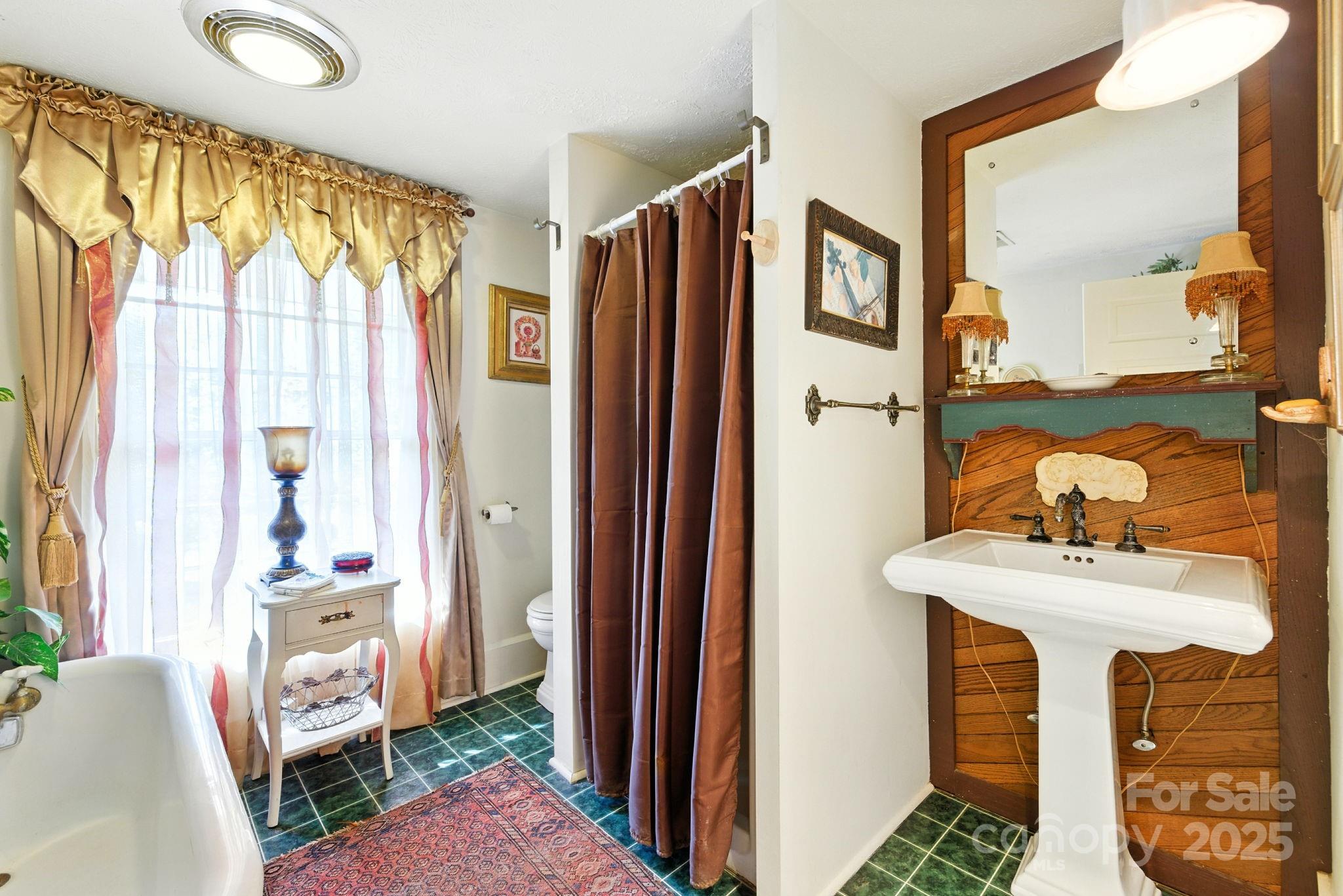 317 Courtland Boulevard — Hendersonville