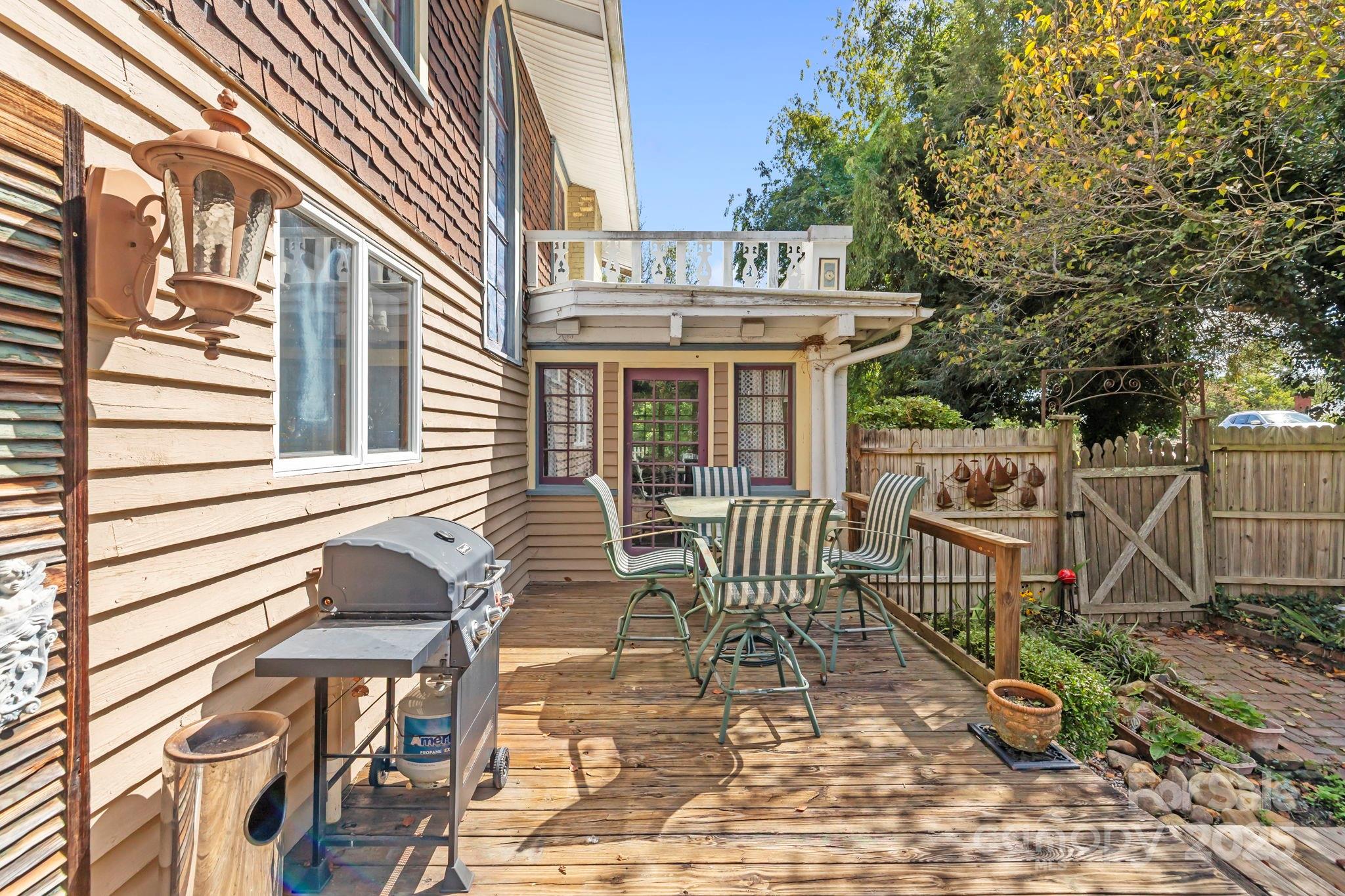 317 Courtland Boulevard — Hendersonville