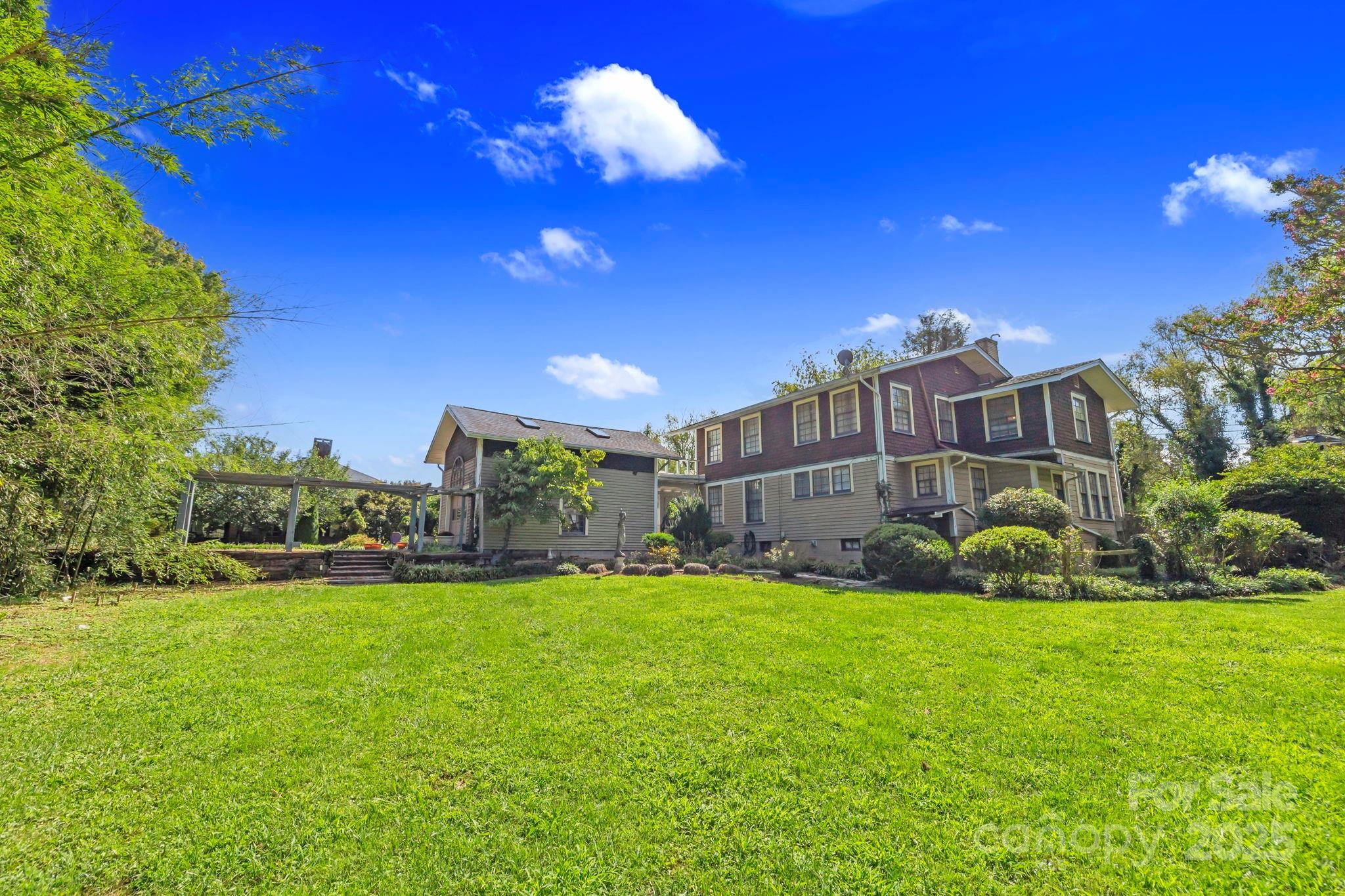 317 Courtland Boulevard — Hendersonville