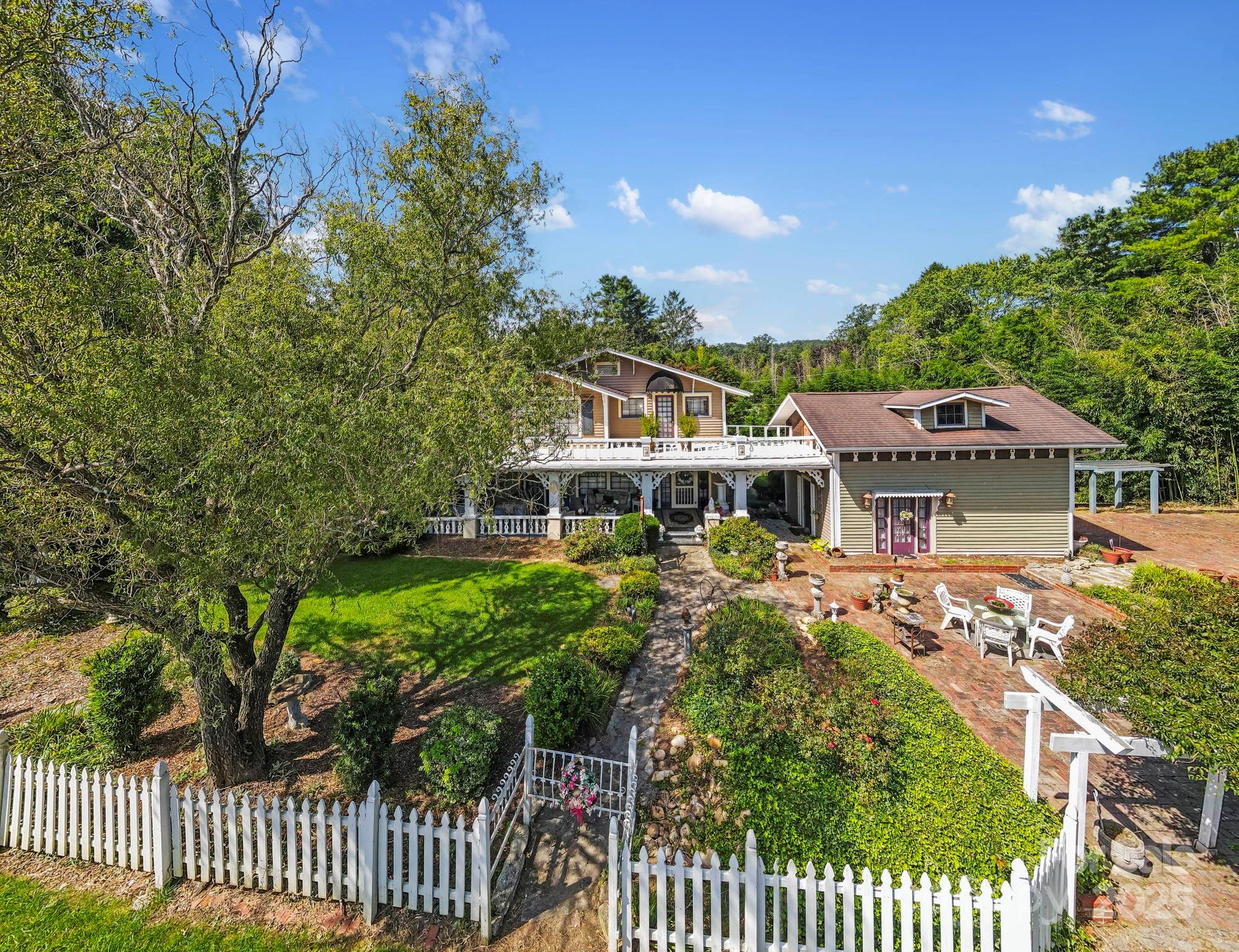 317 Courtland Boulevard — Hendersonville