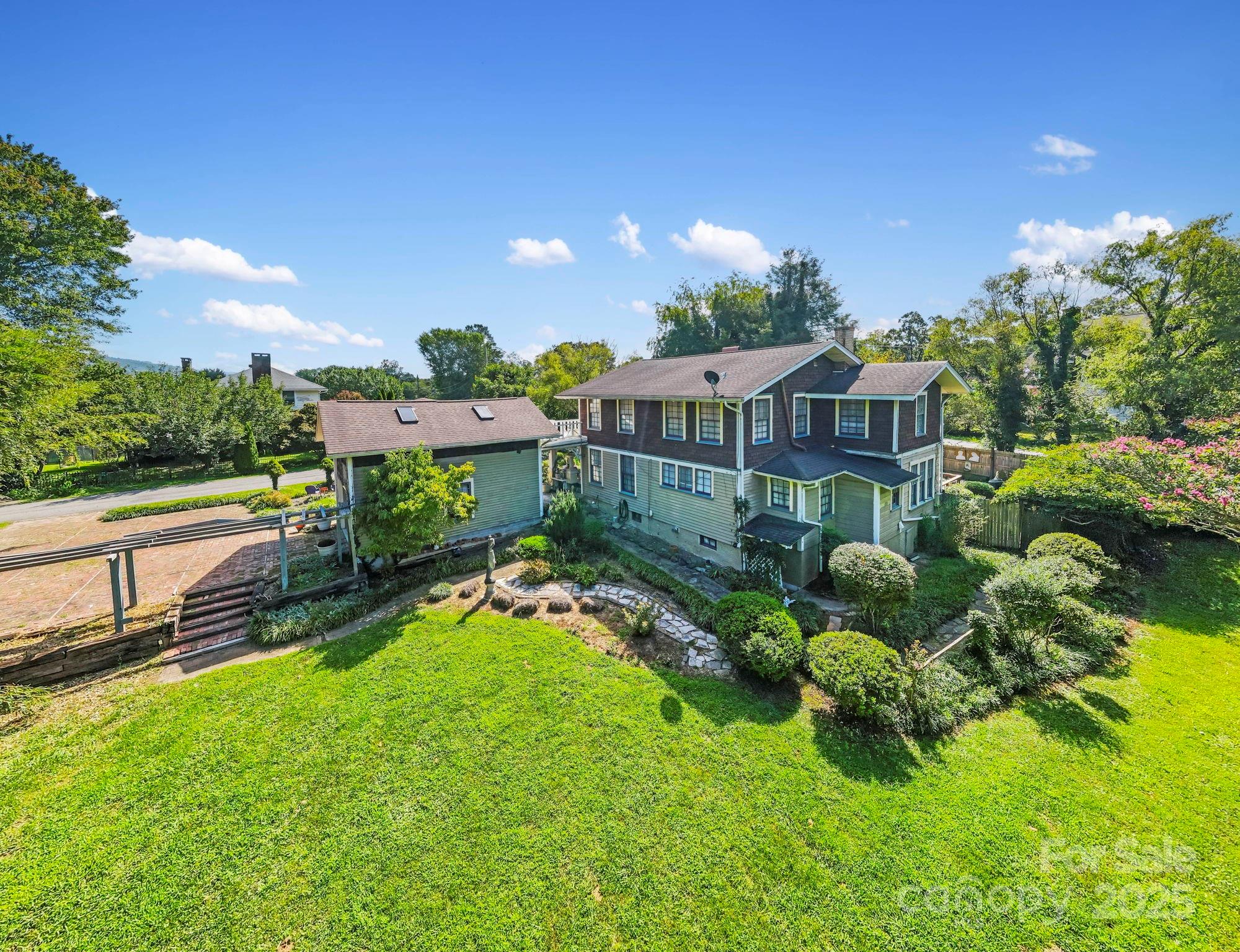 317 Courtland Boulevard — Hendersonville