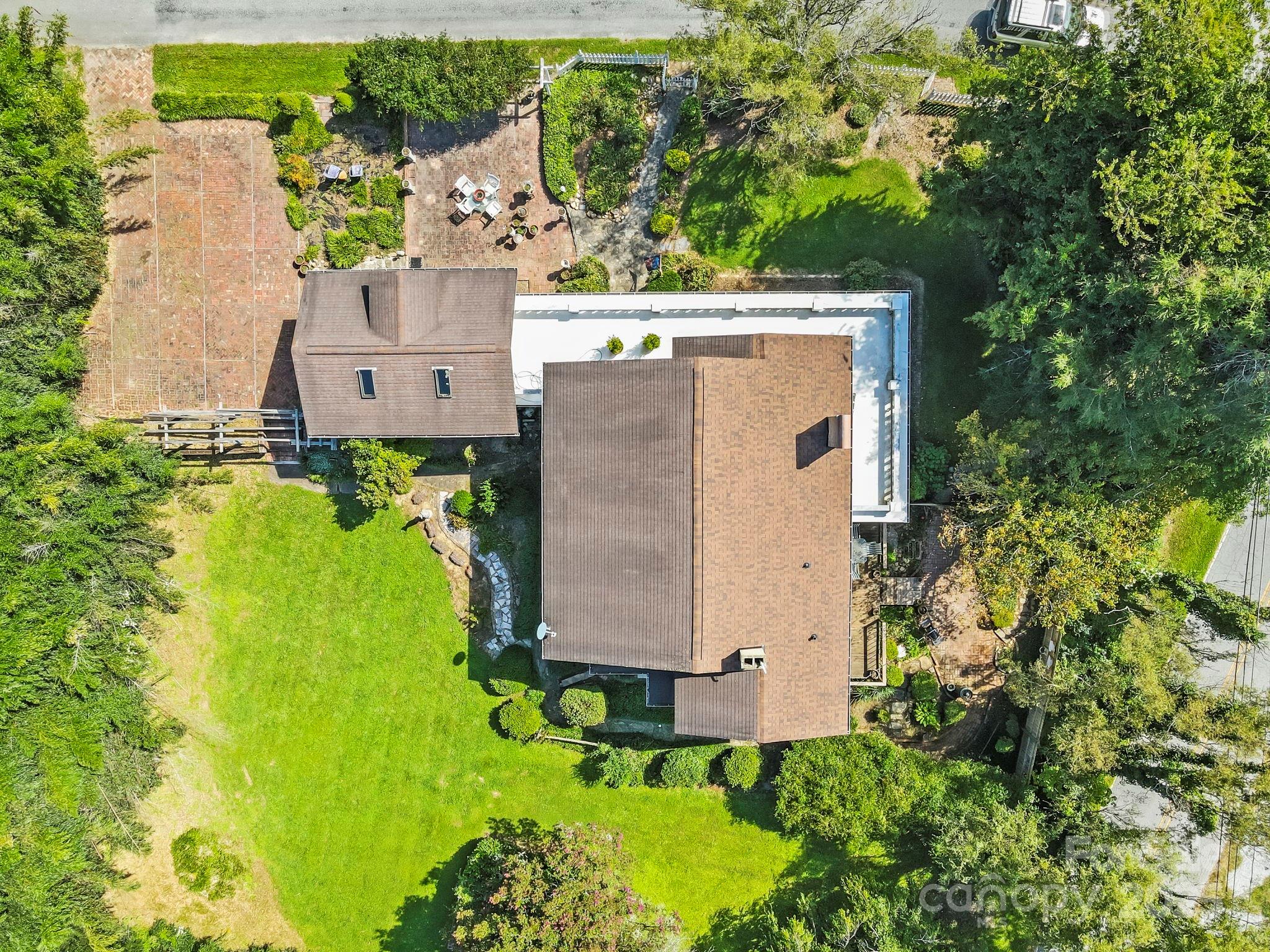 317 Courtland Boulevard — Hendersonville