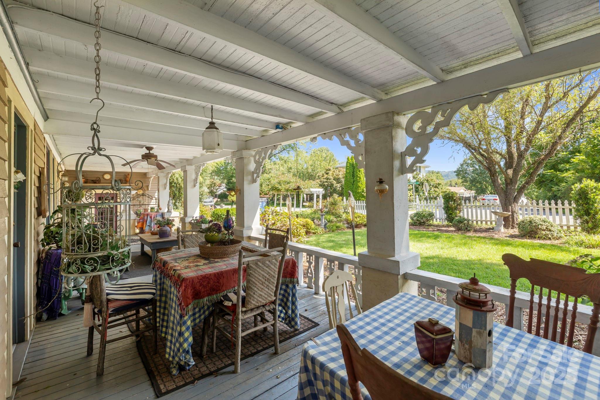 317 Courtland Boulevard — Hendersonville