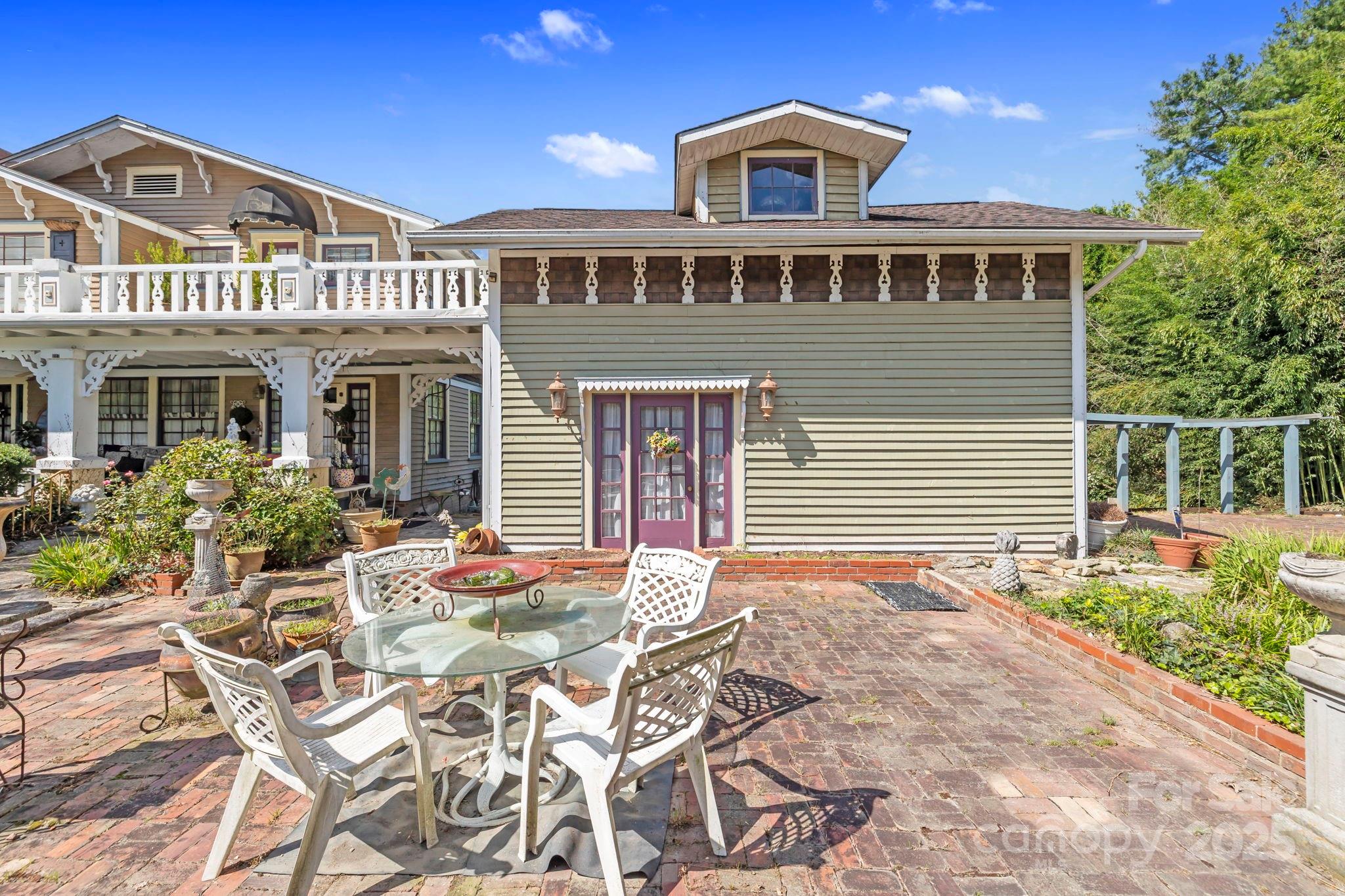 317 Courtland Boulevard — Hendersonville